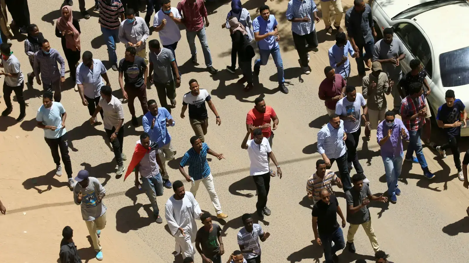 מפגינים נגד נשיא סודאן בשיר בבירה חרטום, 6 באפריל 2019