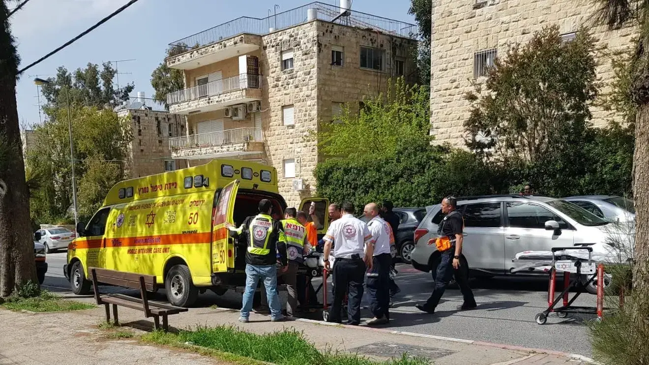 זירת שריפת בניין בשכונת ארנונה ירושלים ב-8 באפריל 2019 זירת שריפת בניין בשכונת ארנונה ירושלים ב-8 באפריל 2019