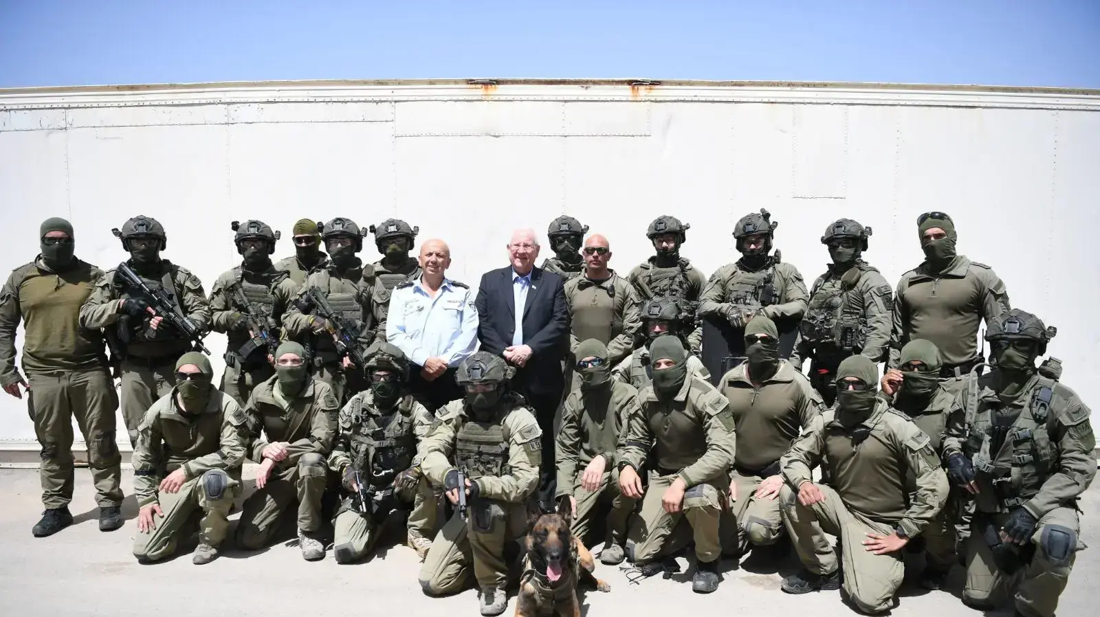 נשיא המדינה, ראובן ריבלין, ביקר בשירות בתי הסוהר, בבית הסוהר "עופר", כדי לחזק את ידי הסוהרים ומפקדי הארגון על עמידתם הנחושה מול תוקפנות האסירים הביטחוניים, 8 באפריל 2019 נשיא המדינה, ראובן ריבלין, ביקר בשירות בתי הסוהר, בבית הסוהר "עופר", כדי לחזק את ידי הסוהרים ומפקדי הארגון על עמידתם הנחושה מול תוקפנות האסירים הביטחוניים, 8 באפריל 2019