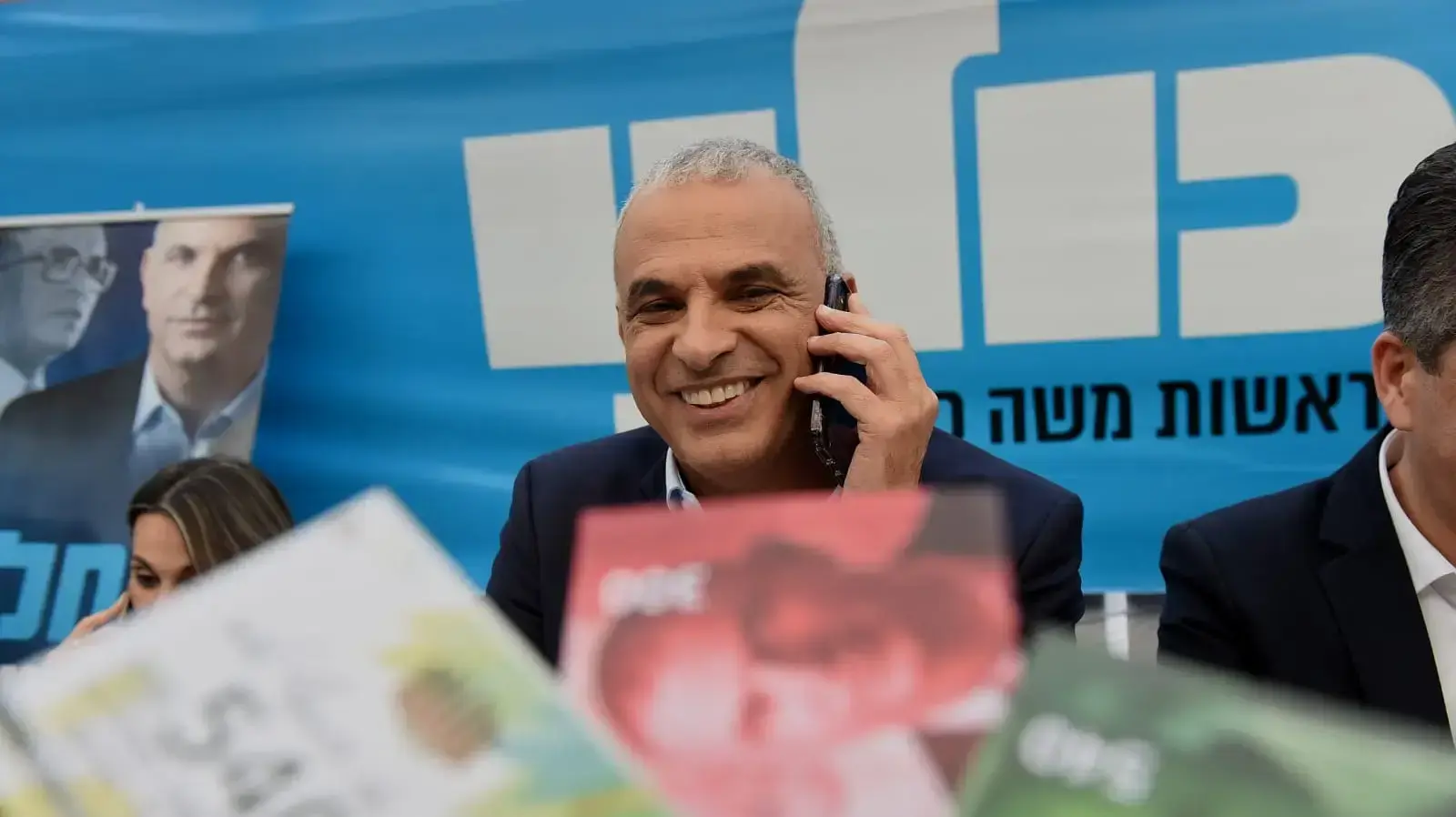 משה כחלון מכולנו ממריץ בוחרים להצביע להם, מטה המפלגה, 8 באפריל 2019 משה כחלון מכולנו ממריץ בוחרים להצביע להם, מטה המפלגה, 8 באפריל 2019