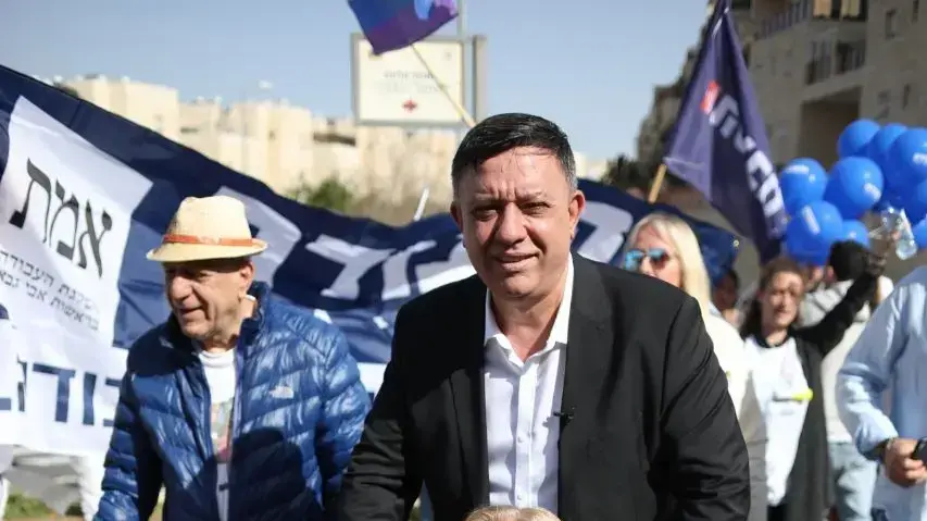 אבי גבאי מצביע בירושלים עם אמא שלו, 9 באפריל 2019