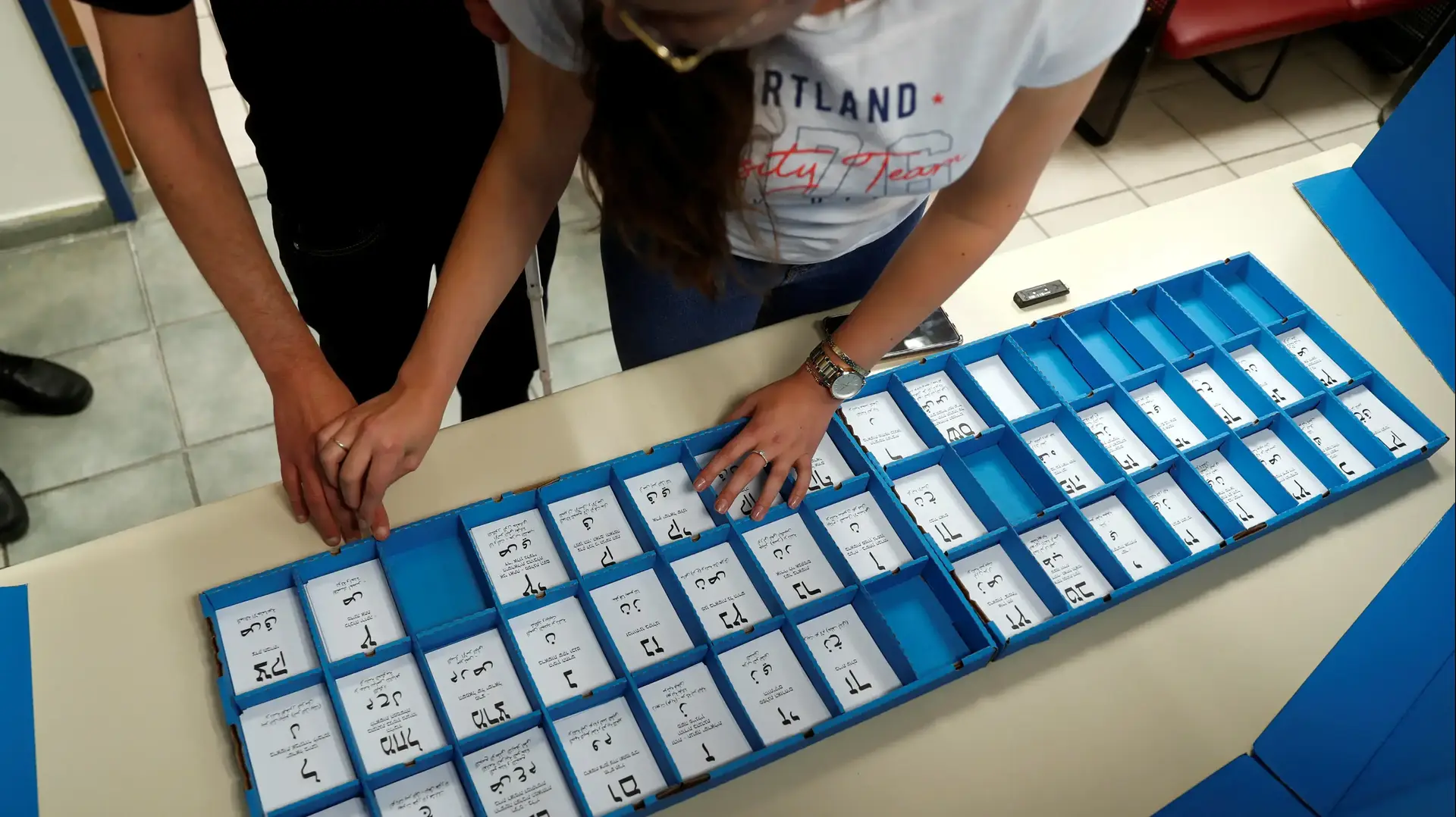 מצביעים עיוורים נעזרים בקלפי, 9 באפריל 2019 מצביעים עיוורים נעזרים בקלפי, 9 באפריל 2019