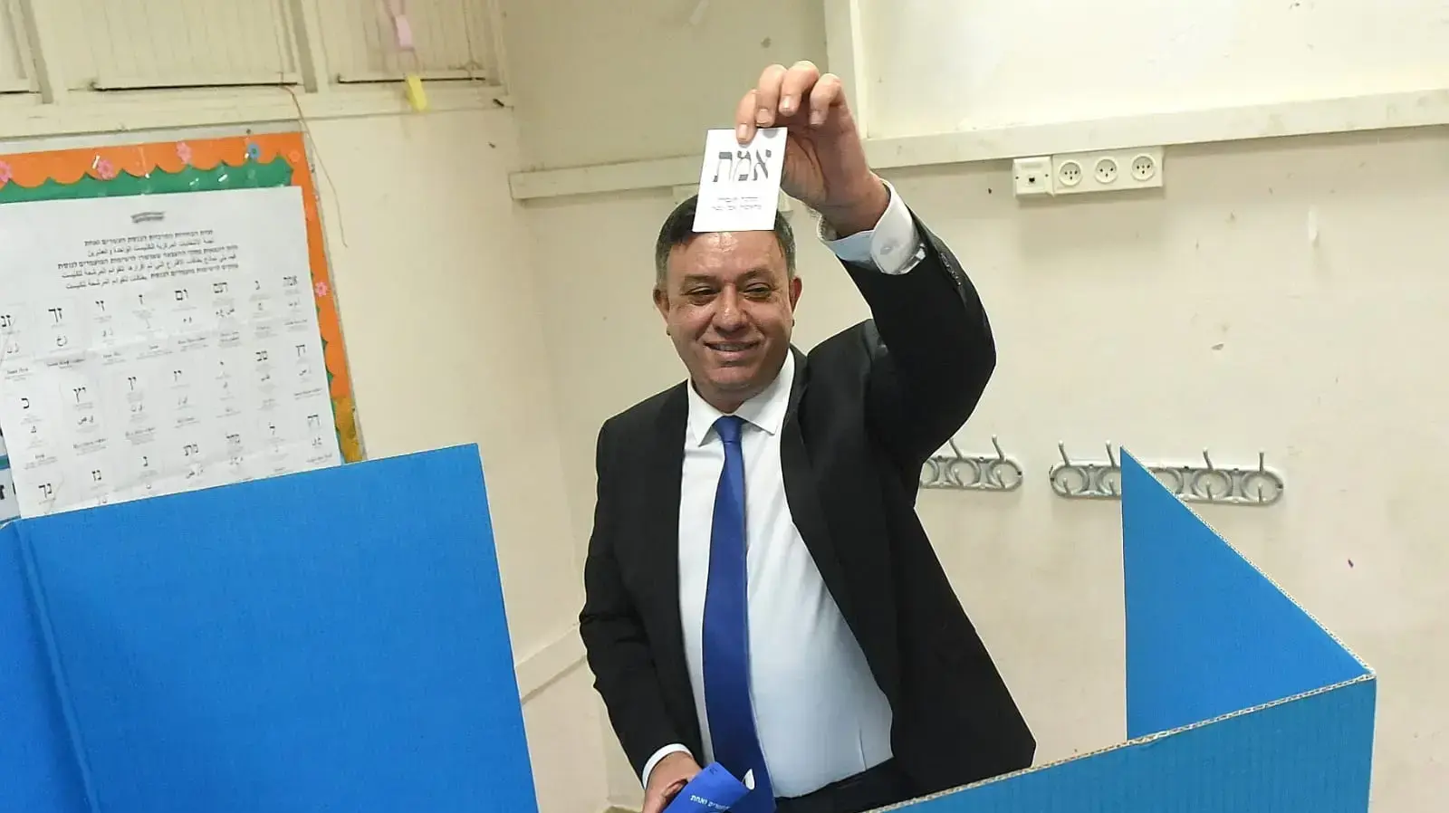 אבי גבאי מצביע עם משפחתו בתל אביב, 9 באפריל 2019 אבי גבאי מצביע עם משפחתו בתל אביב, 9 באפריל 2019