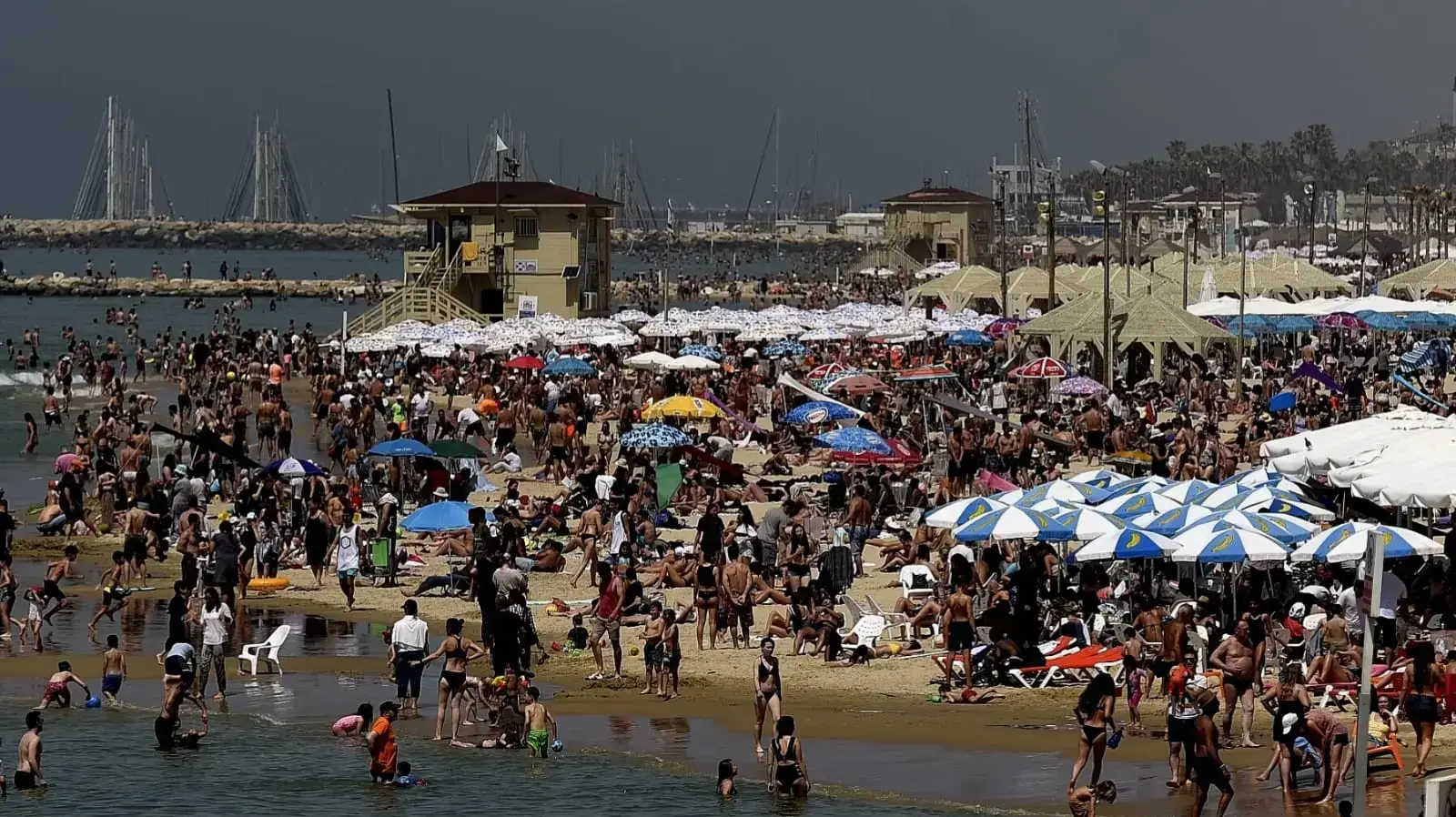 מתרחצים ביום הבחירות, תל אביב, 9 באפריל 2019