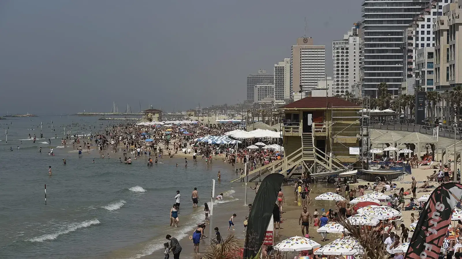 מתרחצים ביום הבחירות, תל אביב, 9 באפריל 2019 מתרחצים ביום הבחירות, תל אביב, 9 באפריל 2019