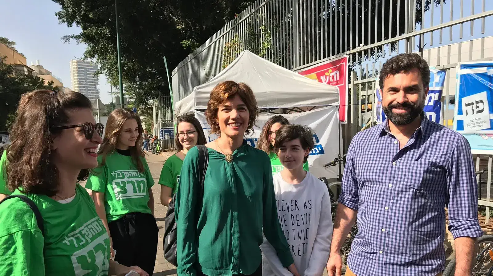 יו"ר מרצ, תמר זנדברג ובעלה בדרכםלהצבעה בתל אביב 9 באפריל 2019
יו"ר מרצ, תמר זנדברג ובעלה בדרכםלהצבעה בתל אביב 9 באפריל 2019