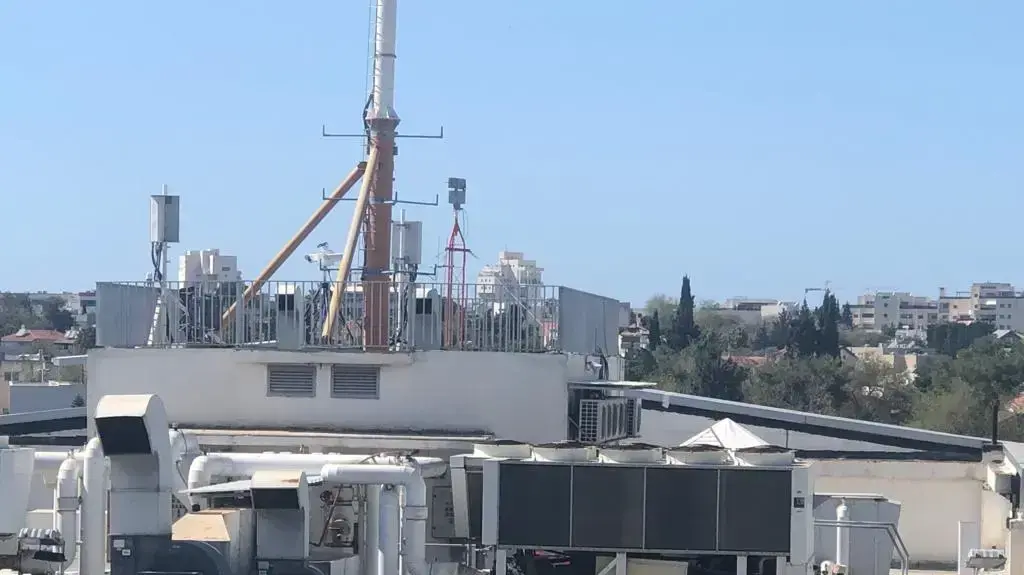 אנטנות מעל תחנת המשטרה ברמת החייל לקראת האירוויזיון, 11 באפריל 2019 אנטנות מעל תחנת המשטרה ברמת החייל לקראת האירוויזיון, 11 באפריל 2019