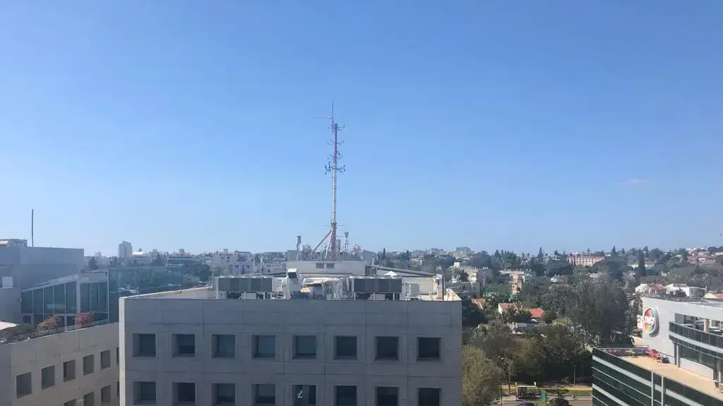 אנטנות מעל תחנת המשטרה ברמת החייל לקראת האירוויזיון, 11 באפריל 2019