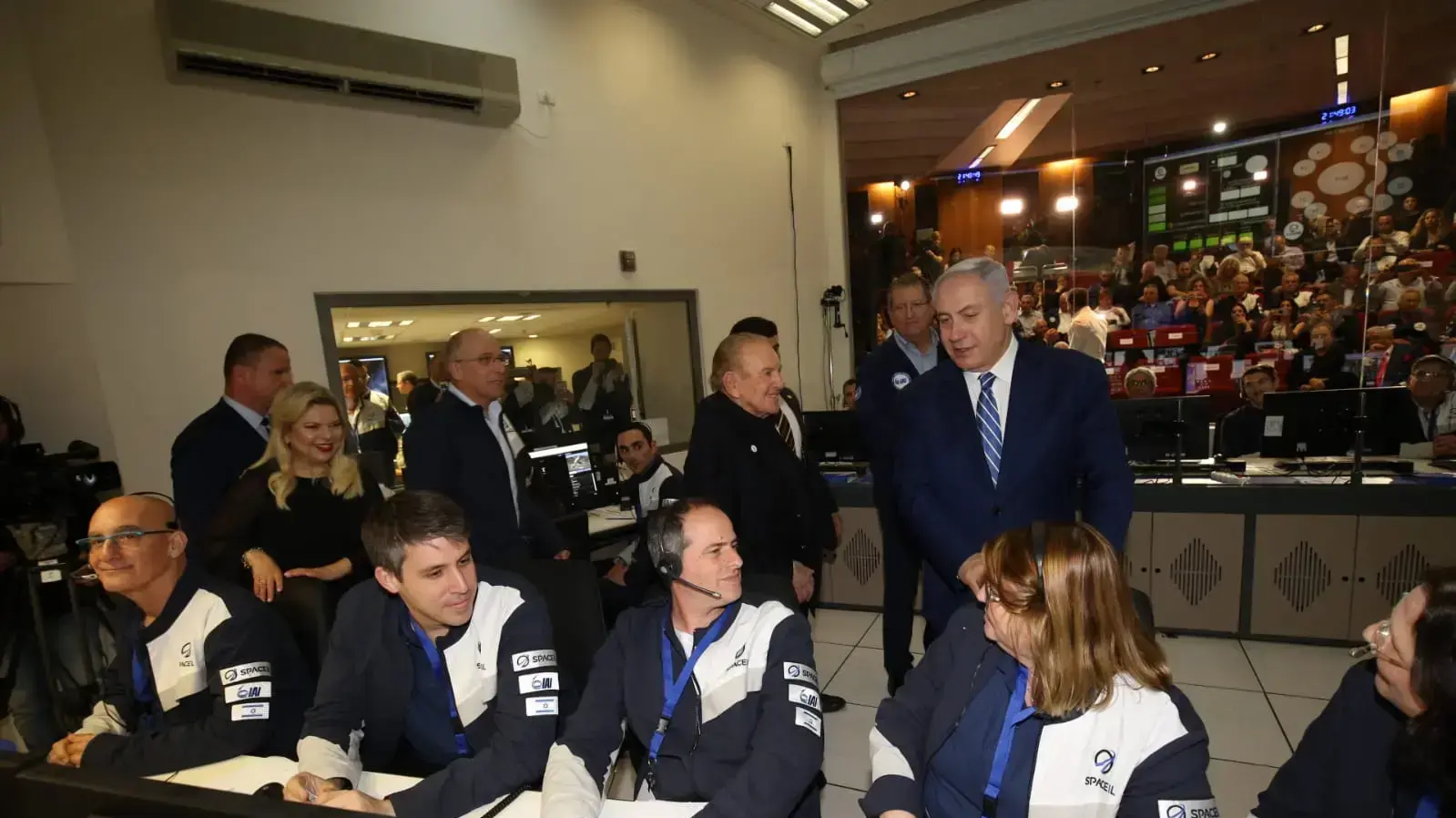 ראש הממשלה נתניהו בחדר הבקרה של התעשייה האוירית לקראת נחיתת החללית בראשית על הירח, 11 באפריל 2019 ראש הממשלה נתניהו בחדר הבקרה של התעשייה האוירית לקראת נחיתת החללית בראשית על הירח, 11 באפריל 2019