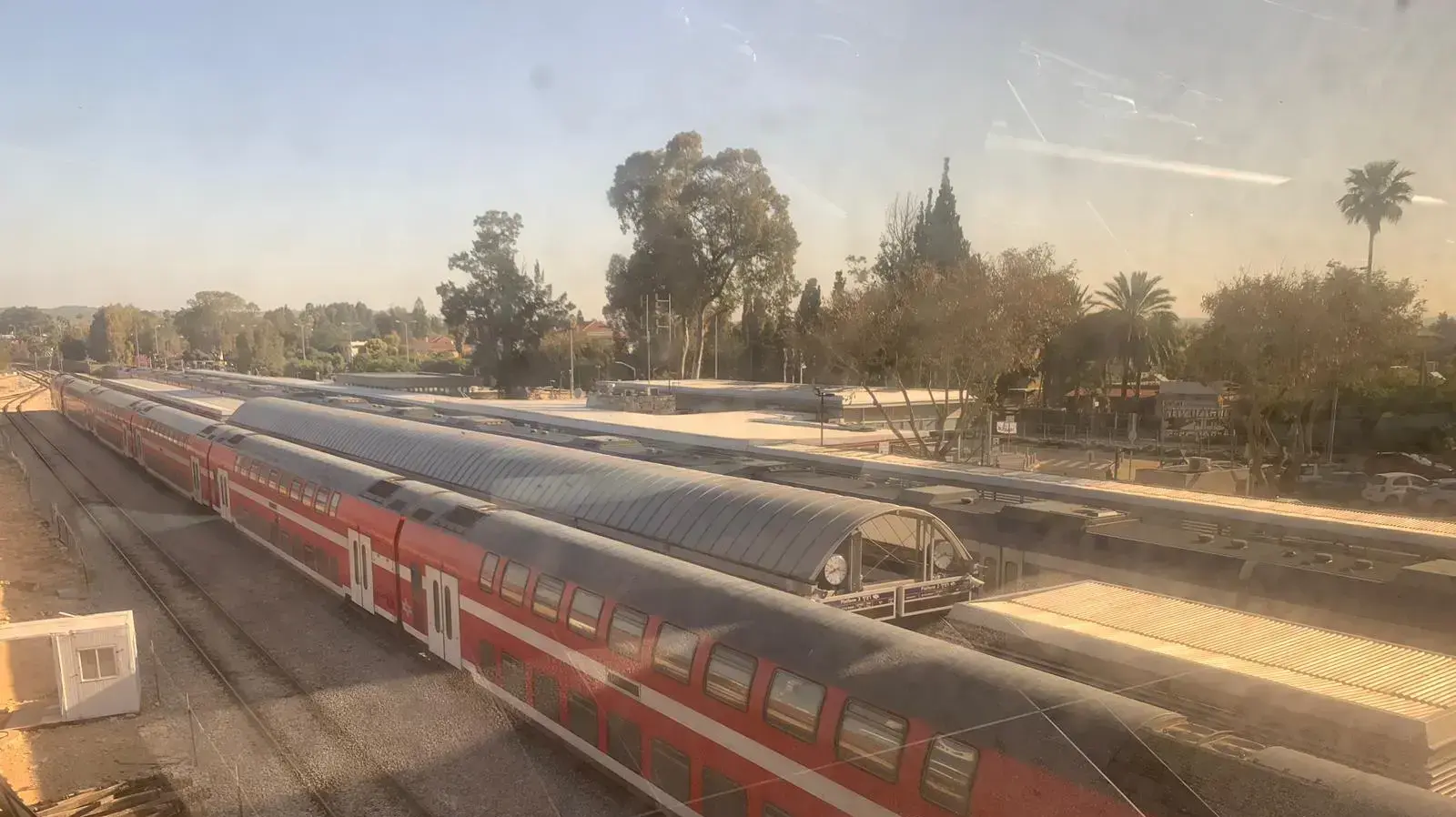 רכבות בבנימינה שעצרו בתחנה והורידו נוסעים רכבות בבנימינה שעצרו בתחנה והורידו נוסעים