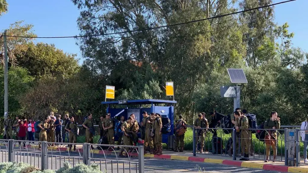 נוסעים ממתינים לאוטובוס בעקבות השבתת רכבות בנימינה נוסעים ממתינים לאוטובוס בעקבות השבתת רכבות בנימינה