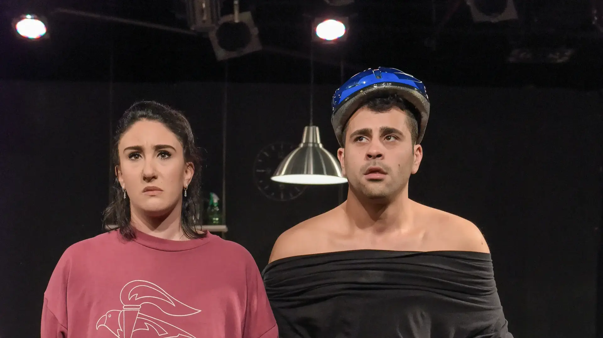 אחד פלוס אחת הצגה תיאטרון הספרייה הספריה