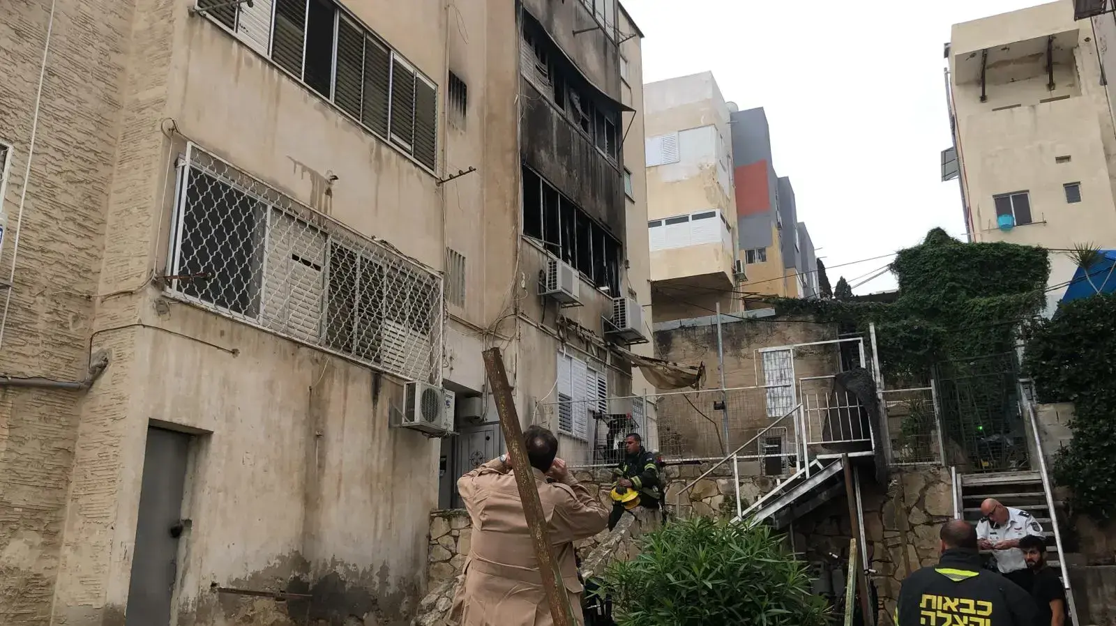 שריפה אשר פרצה בדירת מגורים ברחוב אבן גבירול בחיפה, 15 באפריל 2019 שריפה אשר פרצה בדירת מגורים ברחוב אבן גבירול בחיפה, 15 באפריל 2019