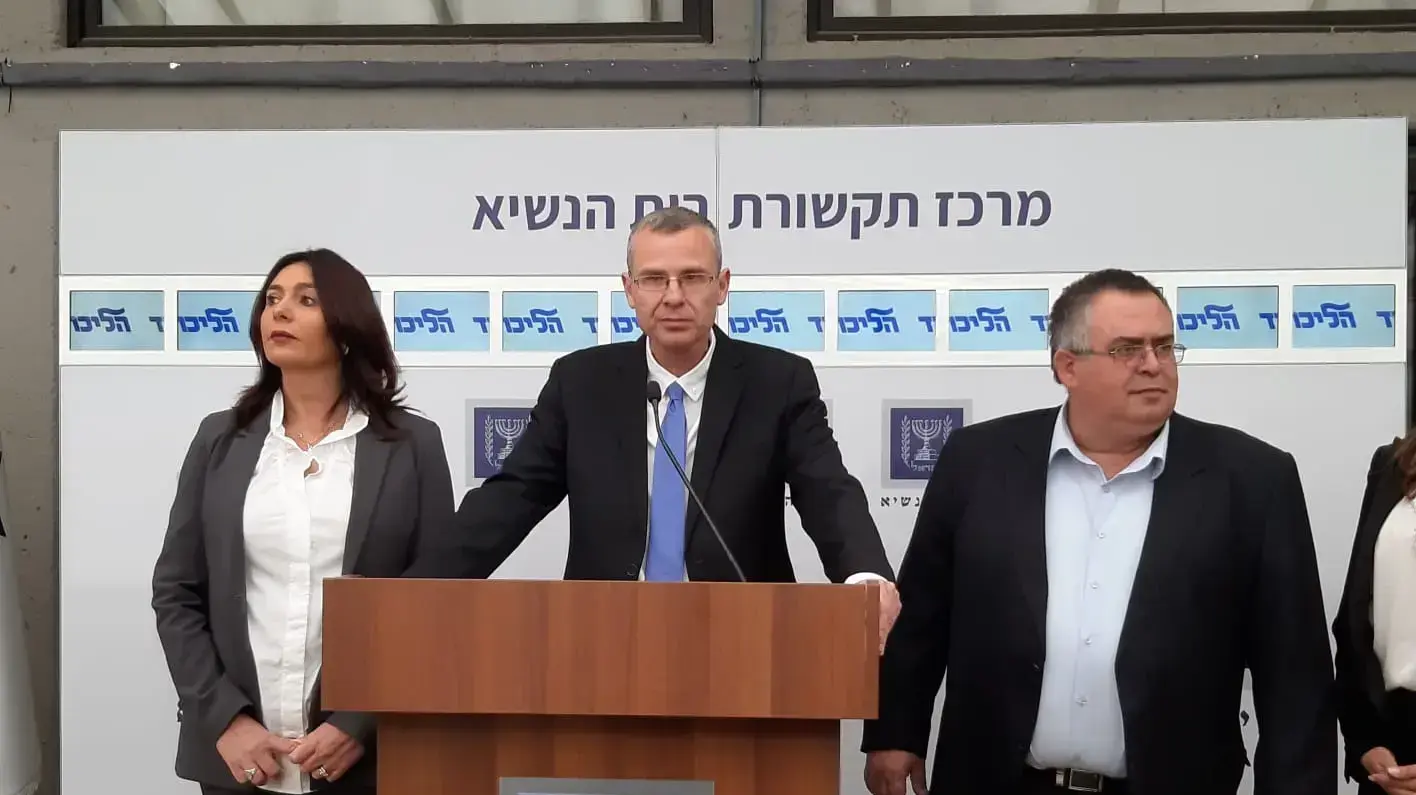נציגי סיעת הליכוד מירי רגב, יריב לוין ודויד ביטן בסבב ההתייעצויות עם נשיא המדינה רובי ריבלין , אפריל 2019 נציגי סיעת הליכוד מירי רגב, יריב לוין ודויד ביטן בסבב ההתייעצויות עם נשיא המדינה רובי ריבלין , אפריל 2019