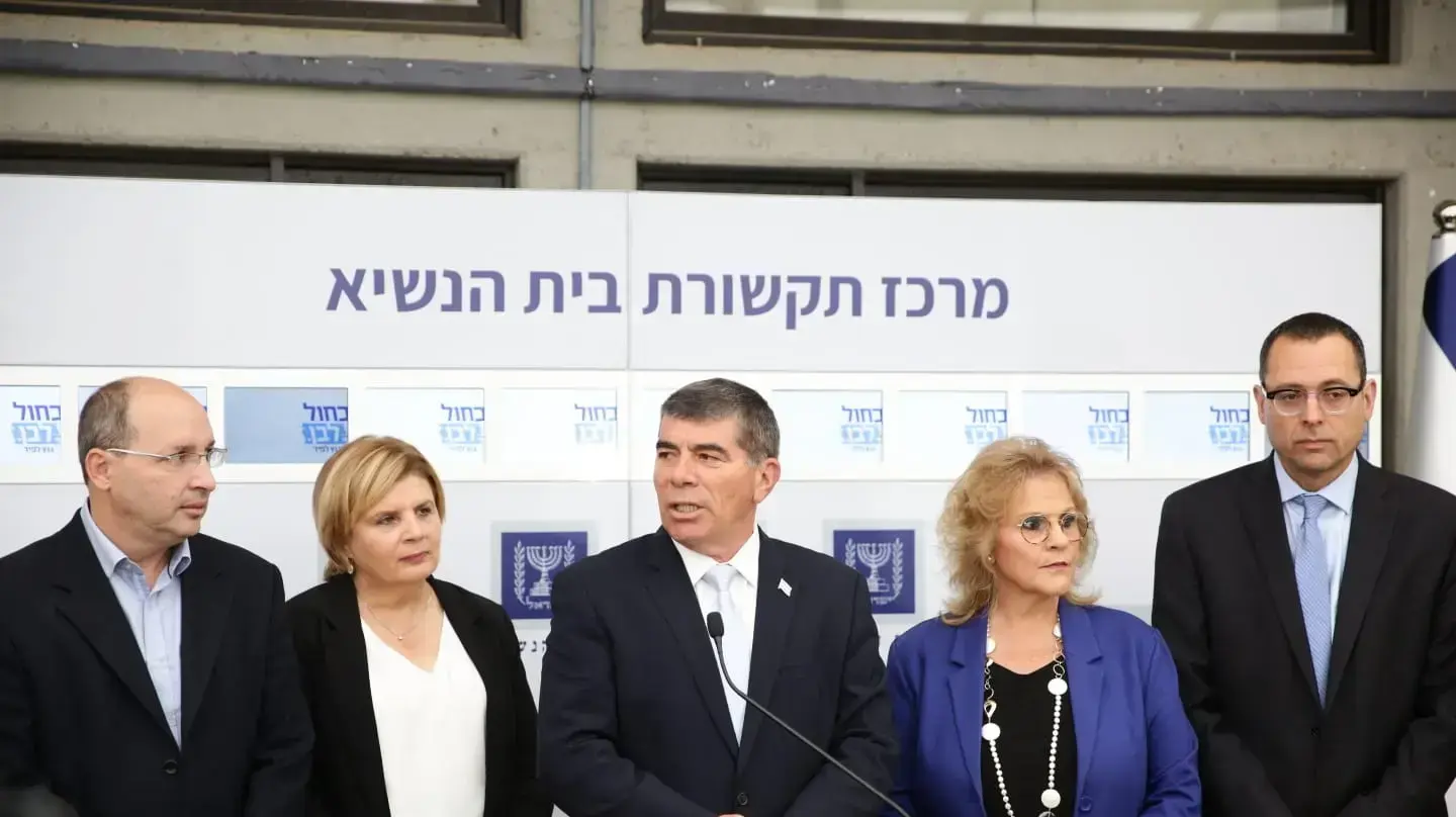 נציגי כחול לבן הגיעו לבית הנשיא להמליץ על גנץ כמרכיב הממשלה ורוה"מ הבא. נציגי כחול לבן הגיעו לבית הנשיא להמליץ על גנץ כמרכיב הממשלה ורוה"מ הבא.