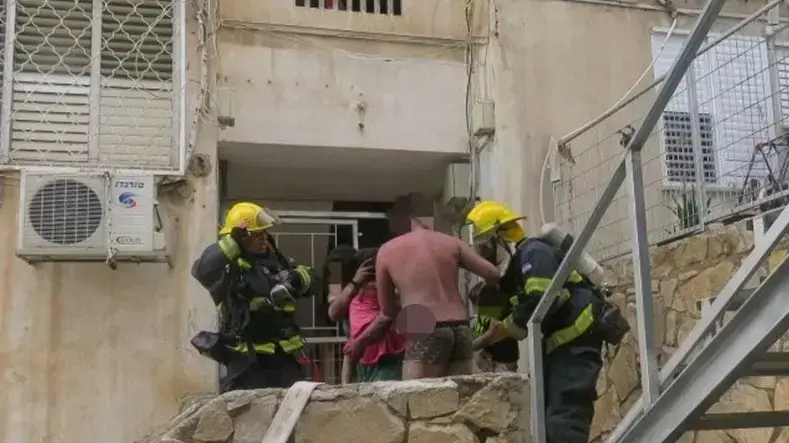 אם וילדיה מחולצים מבניין שבו פרצה שריפה בחיפה ב-15 באפריל 2019 אם וילדיה מחולצים מבניין שבו פרצה שריפה בחיפה ב-15 באפריל 2019
