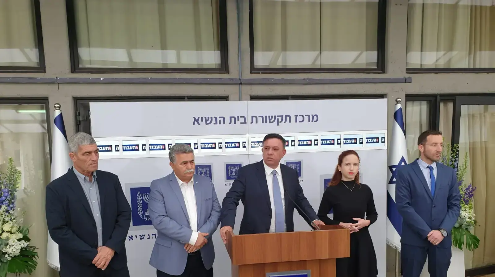 חברתי מפלגת העבודה בהצהרה לתקשורת לאחר פגישתם עם נשיא המדינה, בית הנשיא, ירושלים