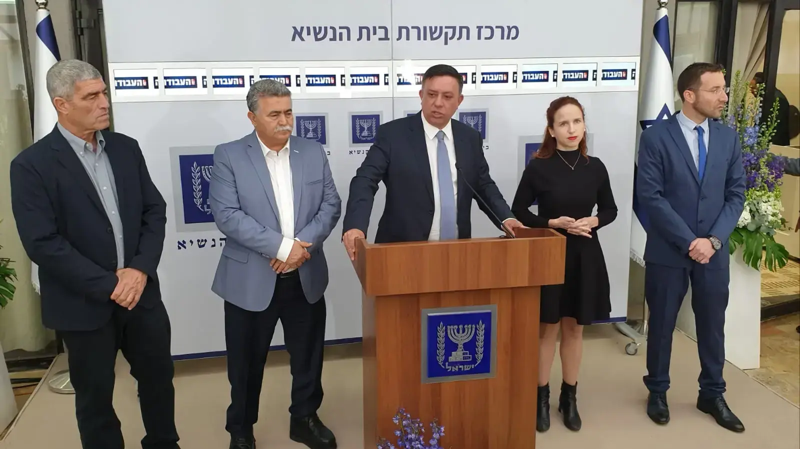 חברתי מפלגת העבודה בהצהרה לתקשורת לאחר פגישתם עם נשיא המדינה, בית הנשיא, ירושלים חברתי מפלגת העבודה בהצהרה לתקשורת לאחר פגישתם עם נשיא המדינה, בית הנשיא, ירושלים