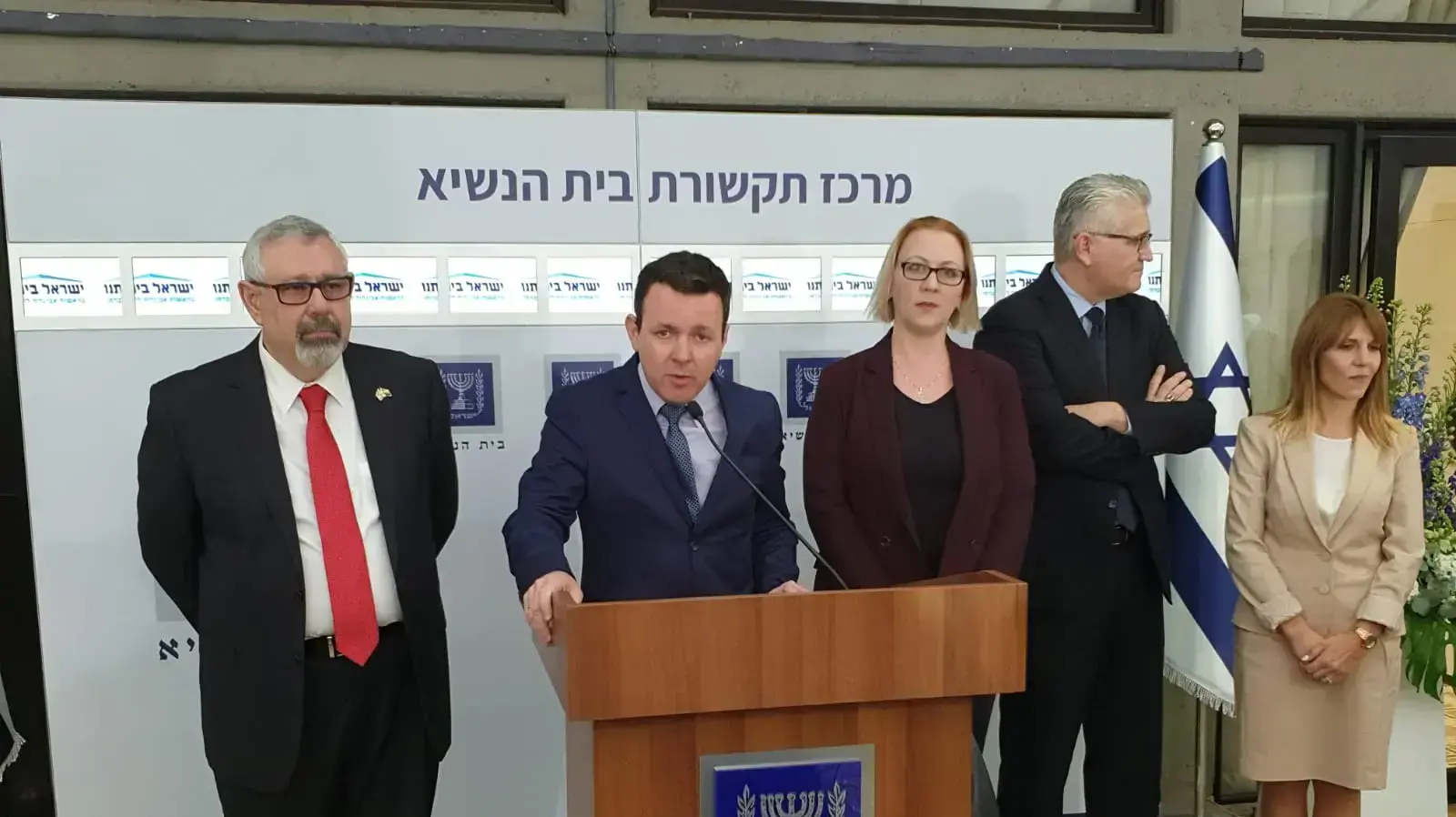 חברתי מפלגת ישראל ביתנו בהצהרה לתקשורת לאחר פגישתם עם נשיא המדינה, בית הנשיא, ירושלים חברתי מפלגת ישראל ביתנו בהצהרה לתקשורת לאחר פגישתם עם נשיא המדינה, בית הנשיא, ירושלים