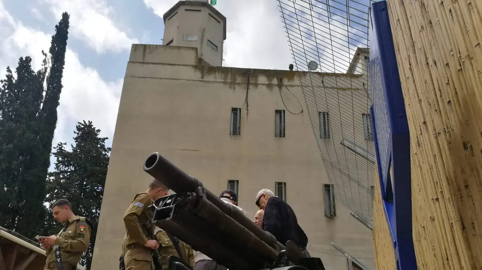 טקס הזכרון במצודת כ"ח-
עומרי שלמון, מנכל המועצה לשימור אתרי מורשת, בועז דקל, ממקימי המוזיאון. ורדה שי, פלמחניקית, ממייסדי קיבוץ יראון. טקס הזכרון במצודת כ"ח-
עומרי שלמון, מנכל המועצה לשימור אתרי מורשת, בועז דקל, ממקימי המוזיאון. ורדה שי, פלמחניקית, ממייסדי קיבוץ יראון.