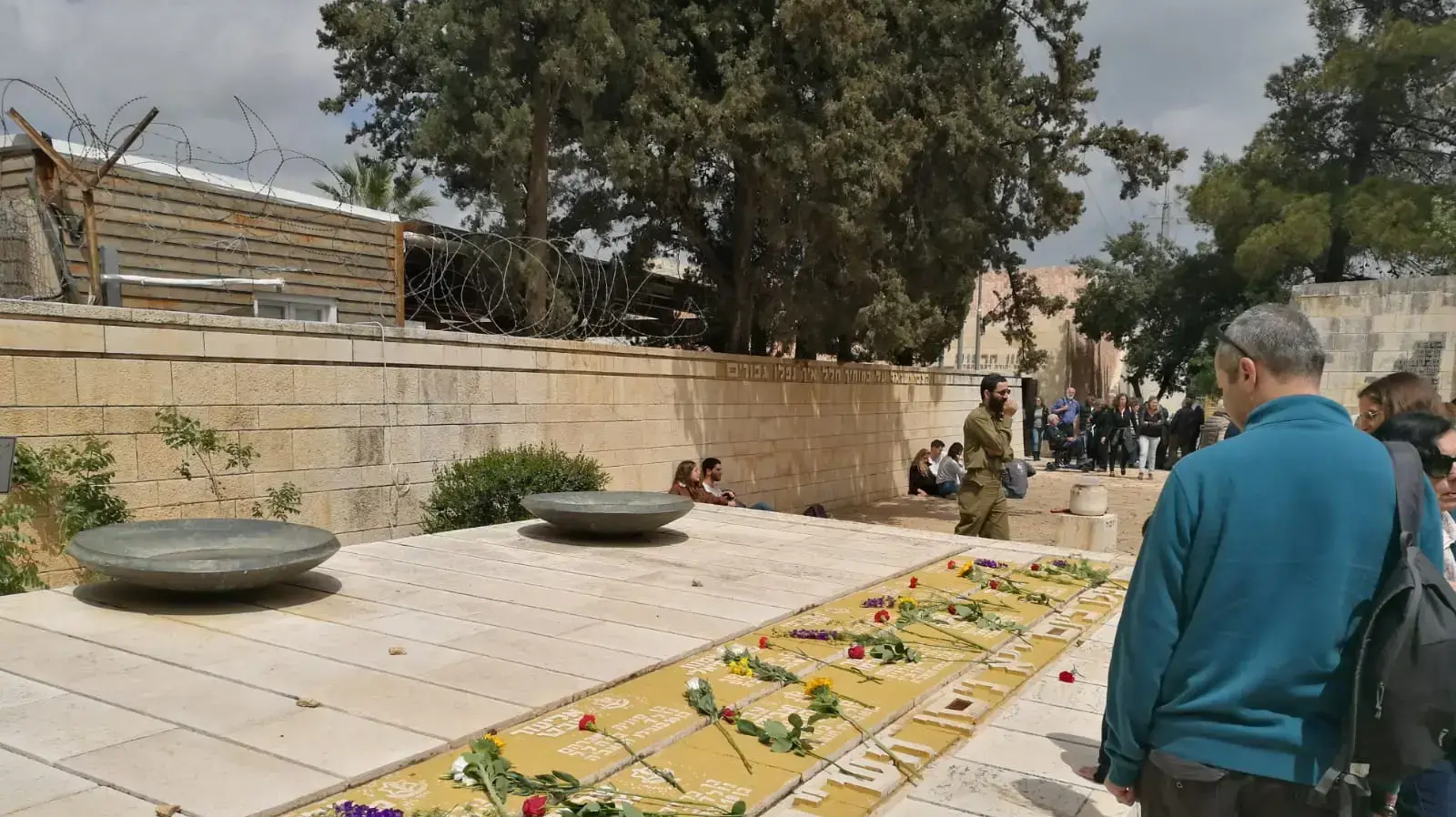 טקס הזכרון במצודת כ"ח-
עומרי שלמון, מנכל המועצה לשימור אתרי מורשת, בועז דקל, ממקימי המוזיאון. ורדה שי, פלמחניקית, ממייסדי קיבוץ יראון. טקס הזכרון במצודת כ"ח-
עומרי שלמון, מנכל המועצה לשימור אתרי מורשת, בועז דקל, ממקימי המוזיאון. ורדה שי, פלמחניקית, ממייסדי קיבוץ יראון.