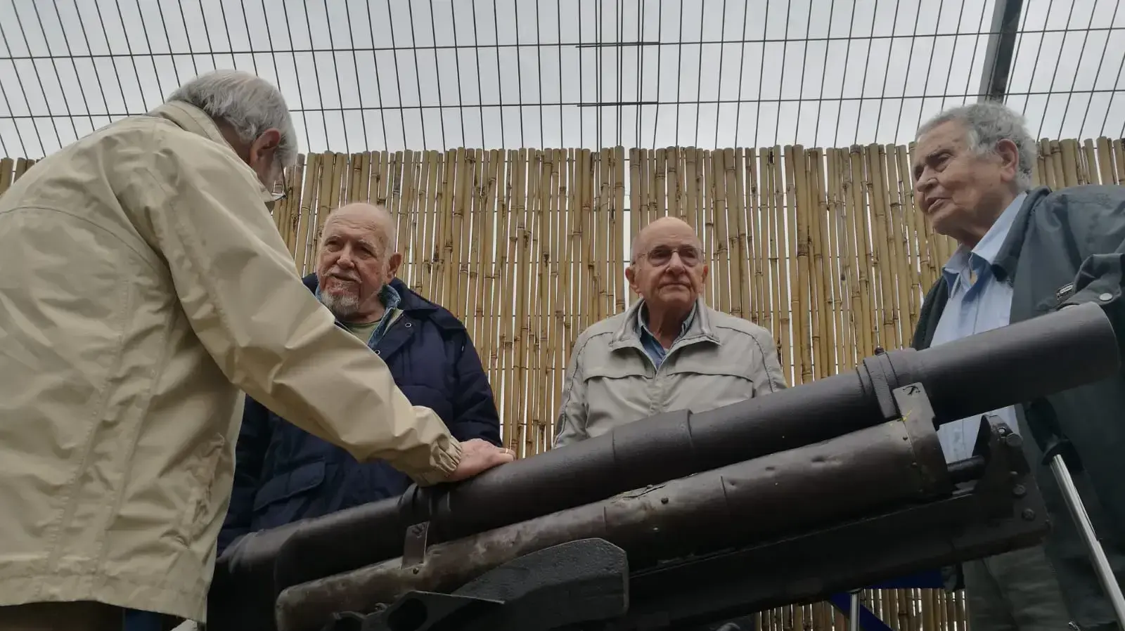 טקס הזכרון במצודת כ"ח-
עומרי שלמון, מנכל המועצה לשימור אתרי מורשת, בועז דקל, ממקימי המוזיאון. ורדה שי, פלמחניקית, ממייסדי קיבוץ יראון. טקס הזכרון במצודת כ"ח-
עומרי שלמון, מנכל המועצה לשימור אתרי מורשת, בועז דקל, ממקימי המוזיאון. ורדה שי, פלמחניקית, ממייסדי קיבוץ יראון.