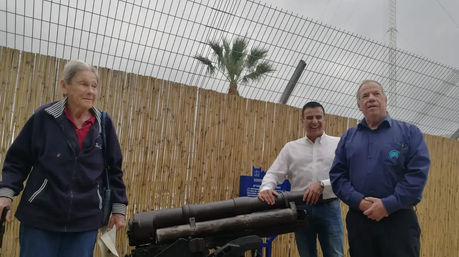 טקס הזכרון במצודת כ"ח-
עומרי שלמון, מנכל המועצה לשימור אתרי מורשת, בועז דקל, ממקימי המוזיאון. ורדה שי, פלמחניקית, ממייסדי קיבוץ יראון. טקס הזכרון במצודת כ"ח-
עומרי שלמון, מנכל המועצה לשימור אתרי מורשת, בועז דקל, ממקימי המוזיאון. ורדה שי, פלמחניקית, ממייסדי קיבוץ יראון.