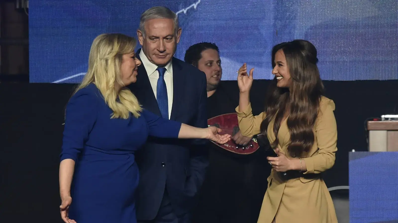 עדן בן זקן עם בנימין ושרה נתניהו בהרמת הכוסית של הליכוד לפסח בבנייני האומה, 16 באפריל 2019 עדן בן זקן עם בנימין ושרה נתניהו בהרמת הכוסית של הליכוד לפסח בבנייני האומה, 16 באפריל 2019