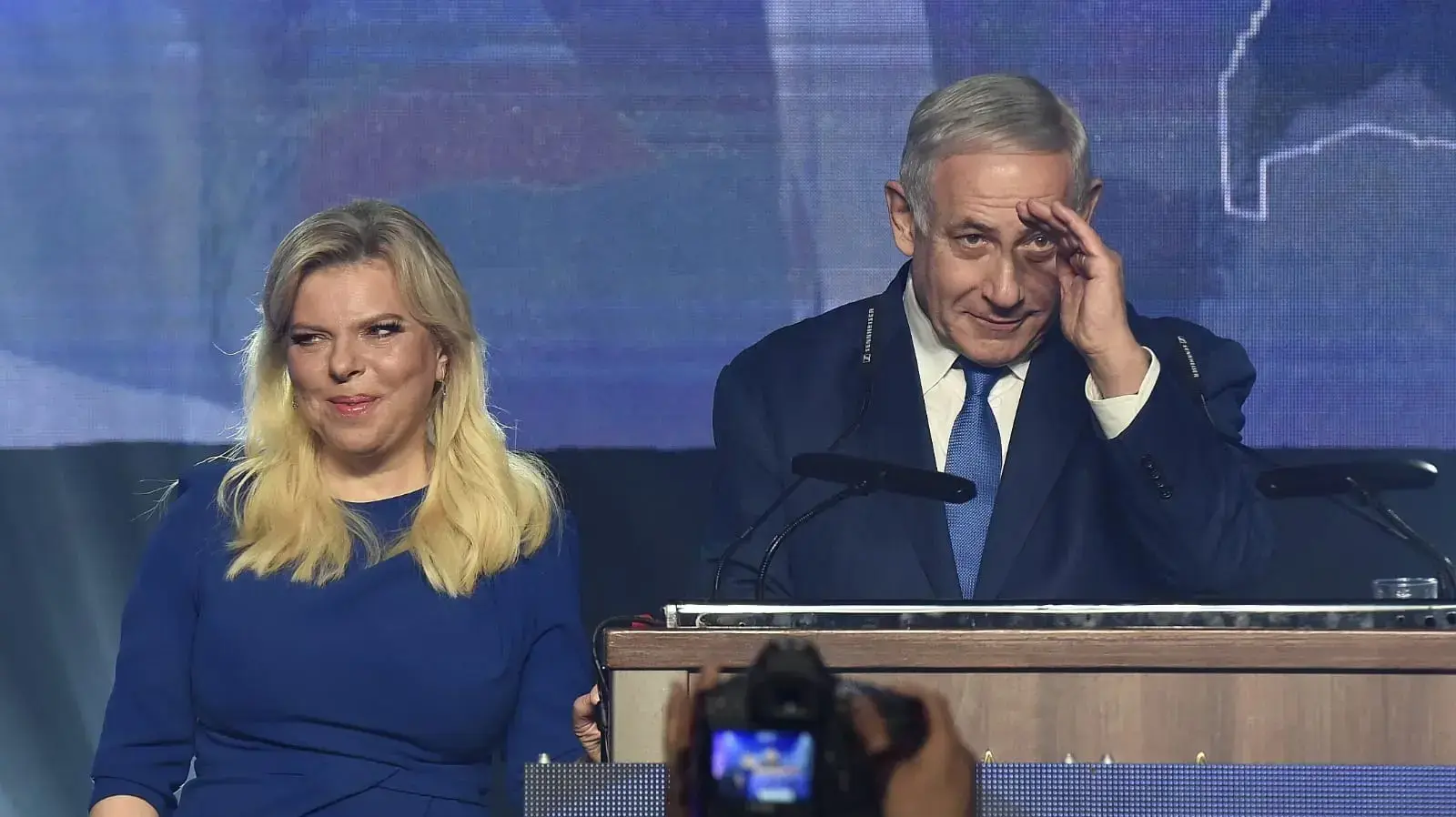 בנימין ושרה נתניהו בהרמת הכוסית של הליכוד לפסח בבנייני האומה, 16 באפריל 2019 בנימין ושרה נתניהו בהרמת הכוסית של הליכוד לפסח בבנייני האומה, 16 באפריל 2019