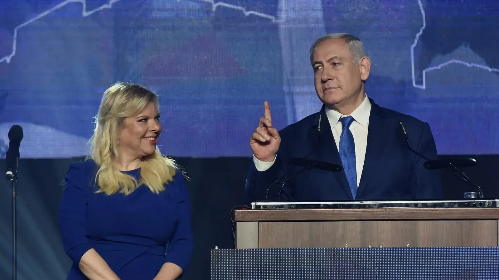 בנימין ושרה נתניהו בהרמת הכוסית של הליכוד לפסח בבנייני האומה, 16 באפריל 2019 בנימין ושרה נתניהו בהרמת הכוסית של הליכוד לפסח בבנייני האומה, 16 באפריל 2019