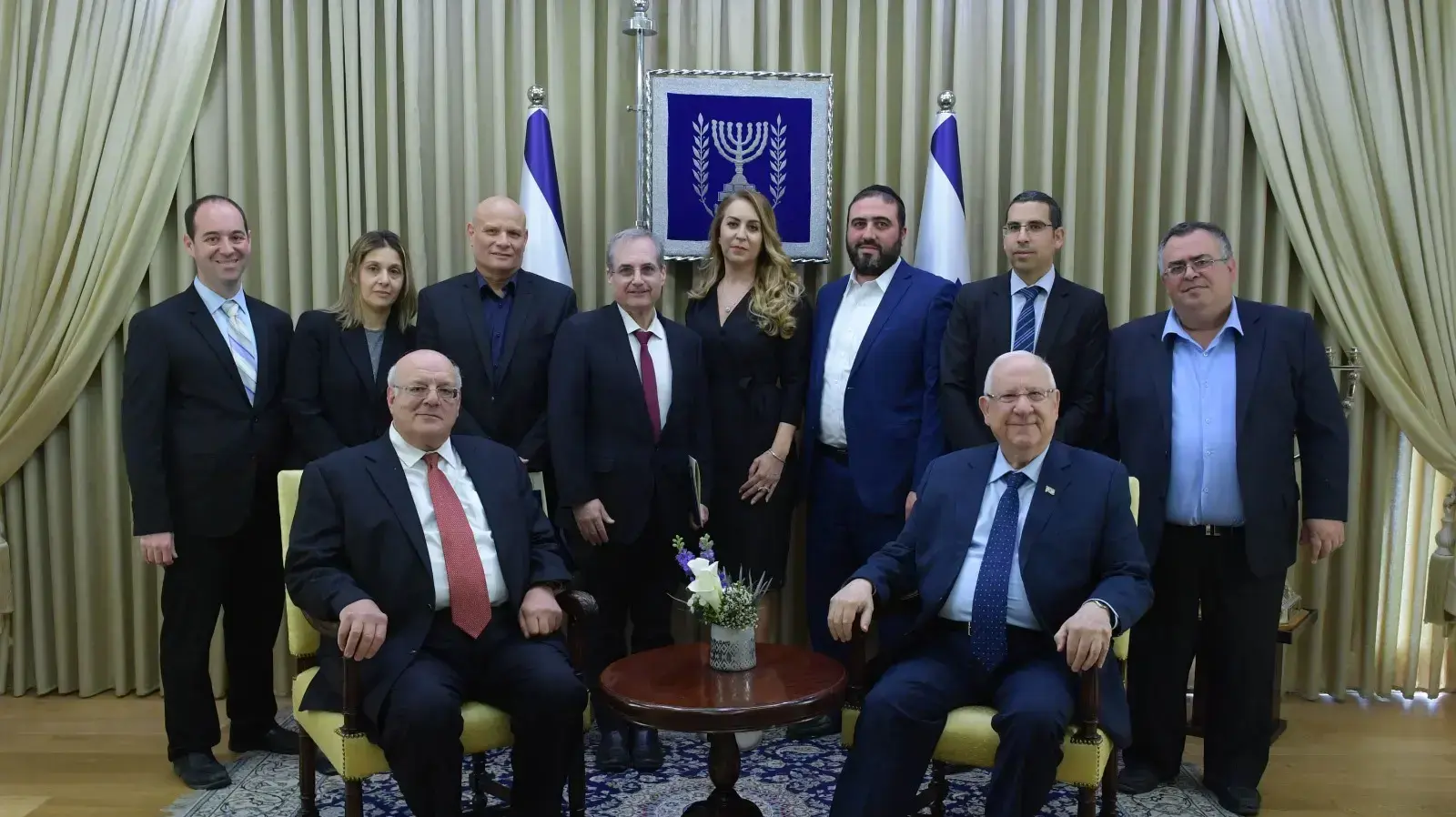 נשיא המדינה מקבל לידיו את תוצאות הבחירות הרשמיות לכנסת העשרים ואחת מידי יושב ראש ועדת הבחירות המרכזית
נשיא המדינה מקבל לידיו את תוצאות הבחירות הרשמיות לכנסת העשרים ואחת מידי יושב ראש ועדת הבחירות המרכזית