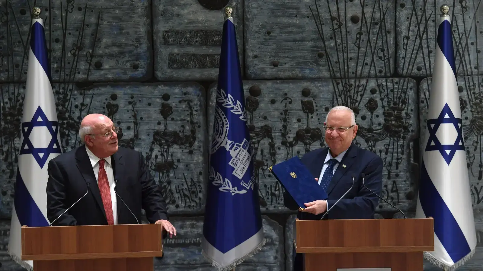 נשיא המדינה מקבל לידיו את תוצאות הבחירות הרשמיות לכנסת העשרים ואחת מידי יושב ראש ועדת הבחירות המרכזית
נשיא המדינה מקבל לידיו את תוצאות הבחירות הרשמיות לכנסת העשרים ואחת מידי יושב ראש ועדת הבחירות המרכזית