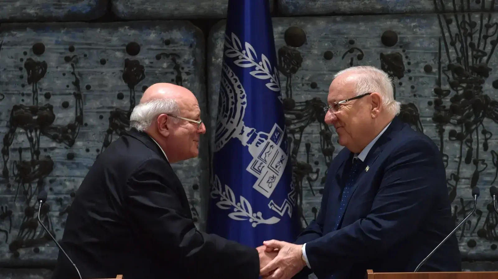 נשיא המדינה מקבל לידיו את תוצאות הבחירות הרשמיות לכנסת העשרים ואחת מידי יושב ראש ועדת הבחירות המרכזית
נשיא המדינה מקבל לידיו את תוצאות הבחירות הרשמיות לכנסת העשרים ואחת מידי יושב ראש ועדת הבחירות המרכזית