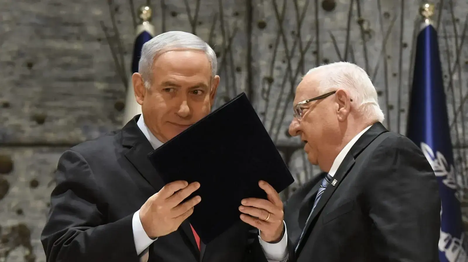 נשיא המדינה ראובן ריבלין במהלך פגישתו עם ראש הממשלה בנימין נתניהו בלשכתו במשכן הנשיא 17 באפריל 2019 נשיא המדינה ראובן ריבלין במהלך פגישתו עם ראש הממשלה בנימין נתניהו בלשכתו במשכן הנשיא 17 באפריל 2019