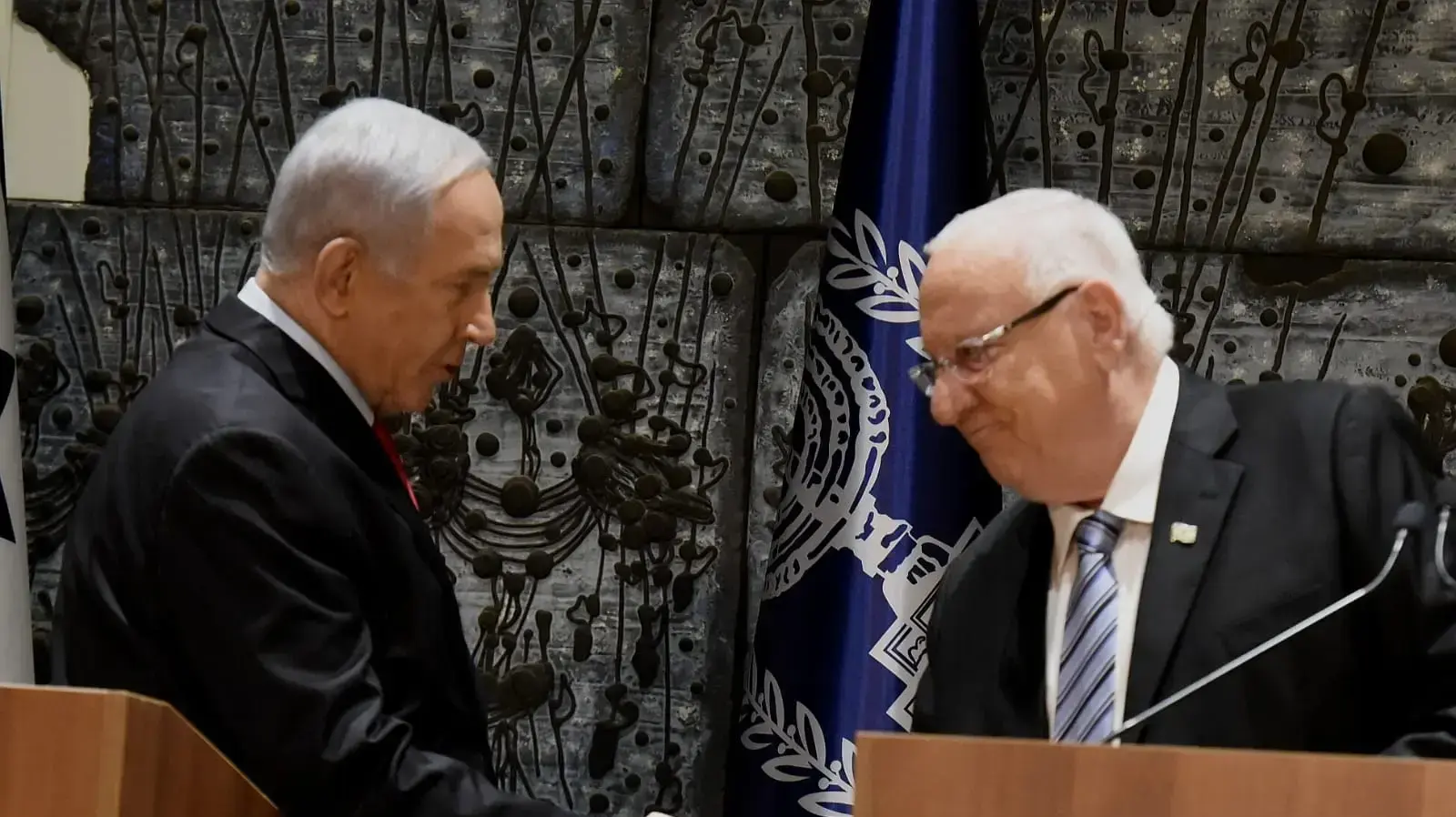 נשיא המדינה ראובן ריבלין במהלך פגישתו עם ראש הממשלה בנימין נתניהו בלשכתו במשכן הנשיא 17 באפריל 2019 נשיא המדינה ראובן ריבלין במהלך פגישתו עם ראש הממשלה בנימין נתניהו בלשכתו במשכן הנשיא 17 באפריל 2019