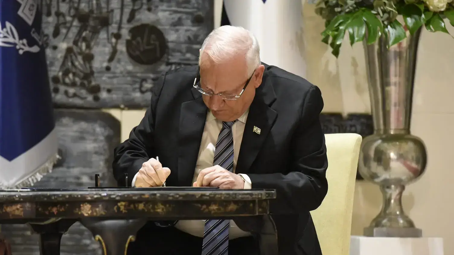 נשיא המדינה, ראובן ריבלין חותם על כתב המינוי שמכריז על נתניהו של רה"מ כהונה נוספת 17 באפריל 2019 נשיא המדינה, ראובן ריבלין חותם על כתב המינוי שמכריז על נתניהו של רה"מ כהונה נוספת 17 באפריל 2019