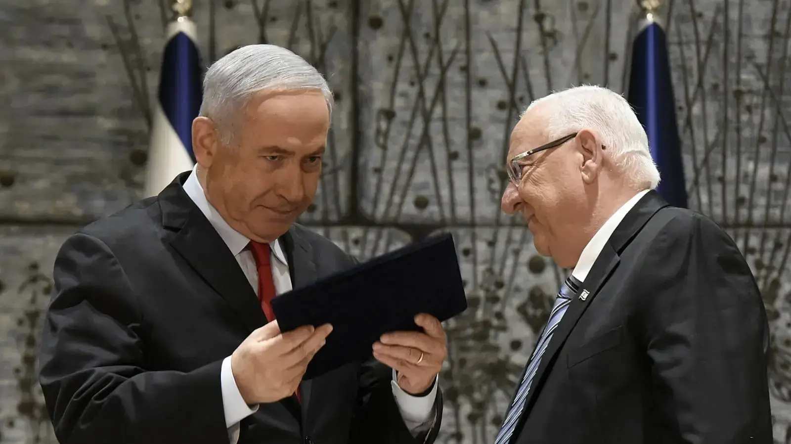 נשיא המדינה,ראובן (רובי) ריבלן וראש הממשלה, בנימין נתניהו במהלך הכרזתו של הנשיא על הרכבת הממשלה על בנימין נתניהו 17 באפריל 2019 נשיא המדינה,ראובן (רובי) ריבלן וראש הממשלה, בנימין נתניהו במהלך הכרזתו של הנשיא על הרכבת הממשלה על בנימין נתניהו 17 באפריל 2019