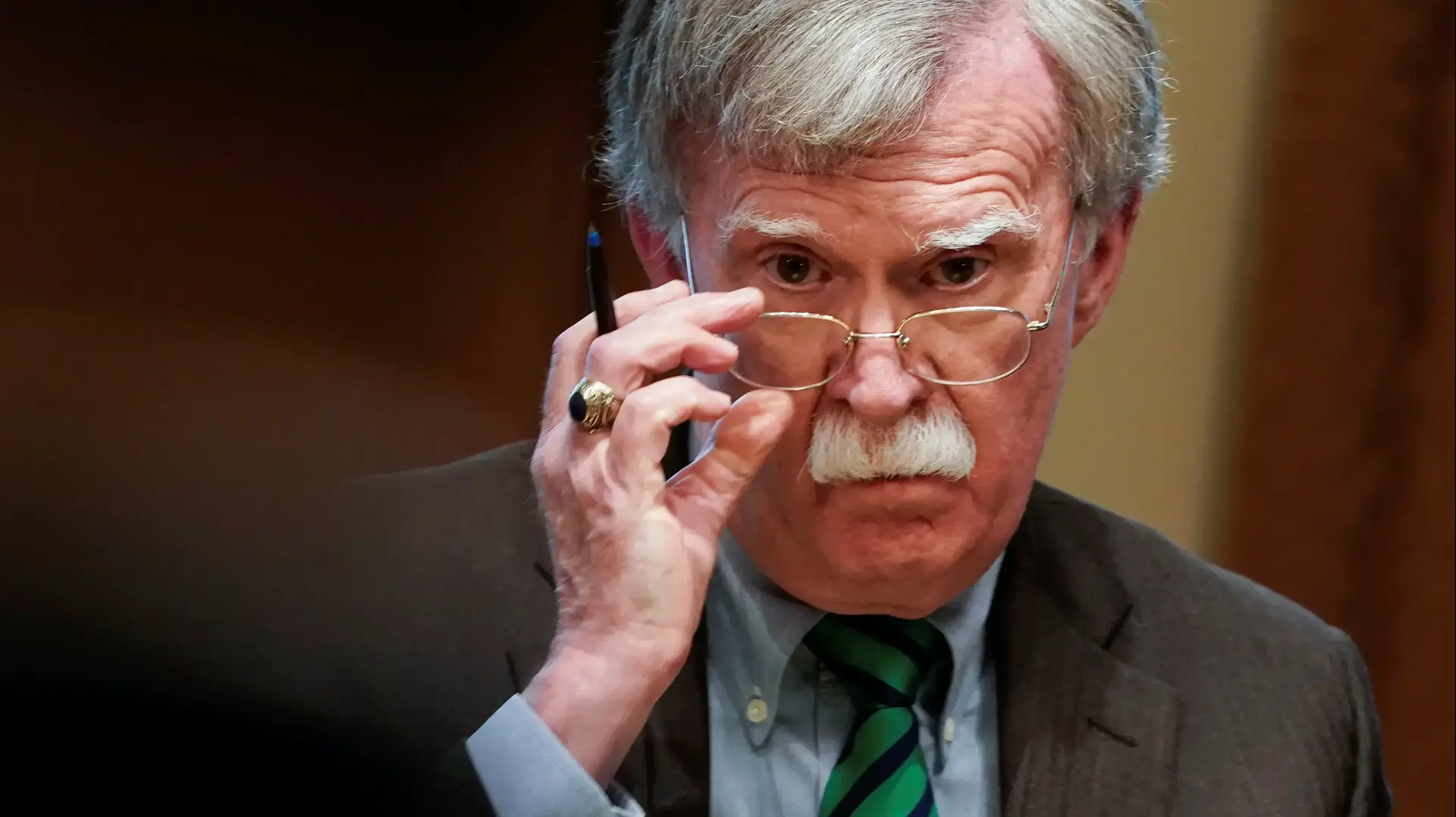 היועץ לביטחון לאומי, ג'ון בולטון במהלך פגישה עם מזכ"ל נאט"ו ינס סטולטנברג, בבית הלבן, וושינגטון, ארה"ב 2 באפריל 2019
היועץ לביטחון לאומי, ג'ון בולטון במהלך פגישה עם מזכ"ל נאט"ו ינס סטולטנברג, בבית הלבן, וושינגטון, ארה"ב 2 באפריל 2019