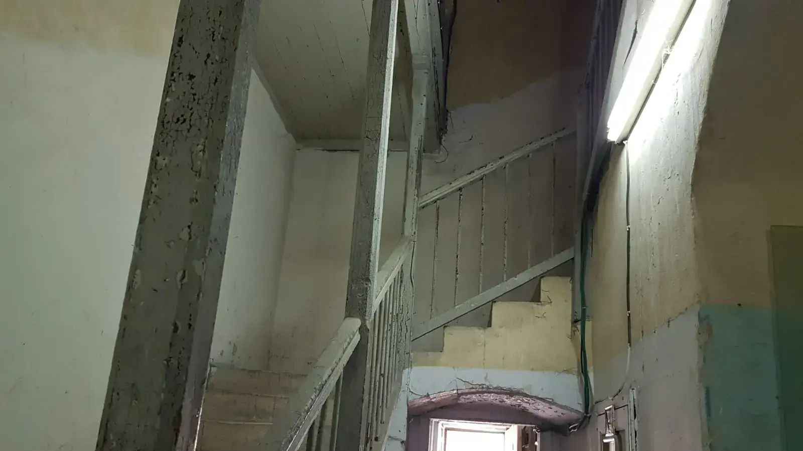 בית ורטן"; ביתו של הרופא הראשון שפעל בין ירושלים לביירות. בית בן 160 שנה שנמצא במתחם המחוז הצפוני של המשטרה ונמצא בסכנת התפוררות בית ורטן"; ביתו של הרופא הראשון שפעל בין ירושלים לביירות. בית בן 160 שנה שנמצא במתחם המחוז הצפוני של המשטרה ונמצא בסכנת התפוררות