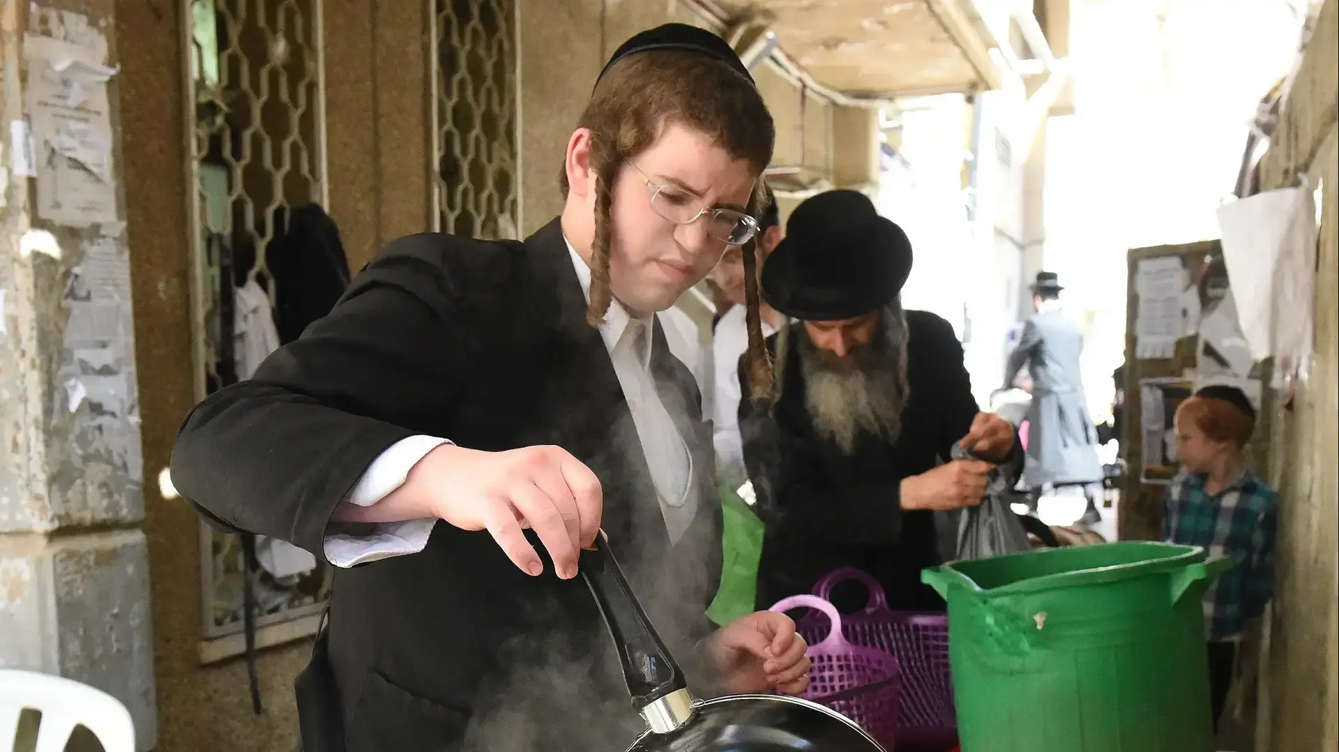 הגעלת כלים לפסח בבני ברק, 17 באפריל 2019 הגעלת כלים לפסח בבני ברק, 17 באפריל 2019