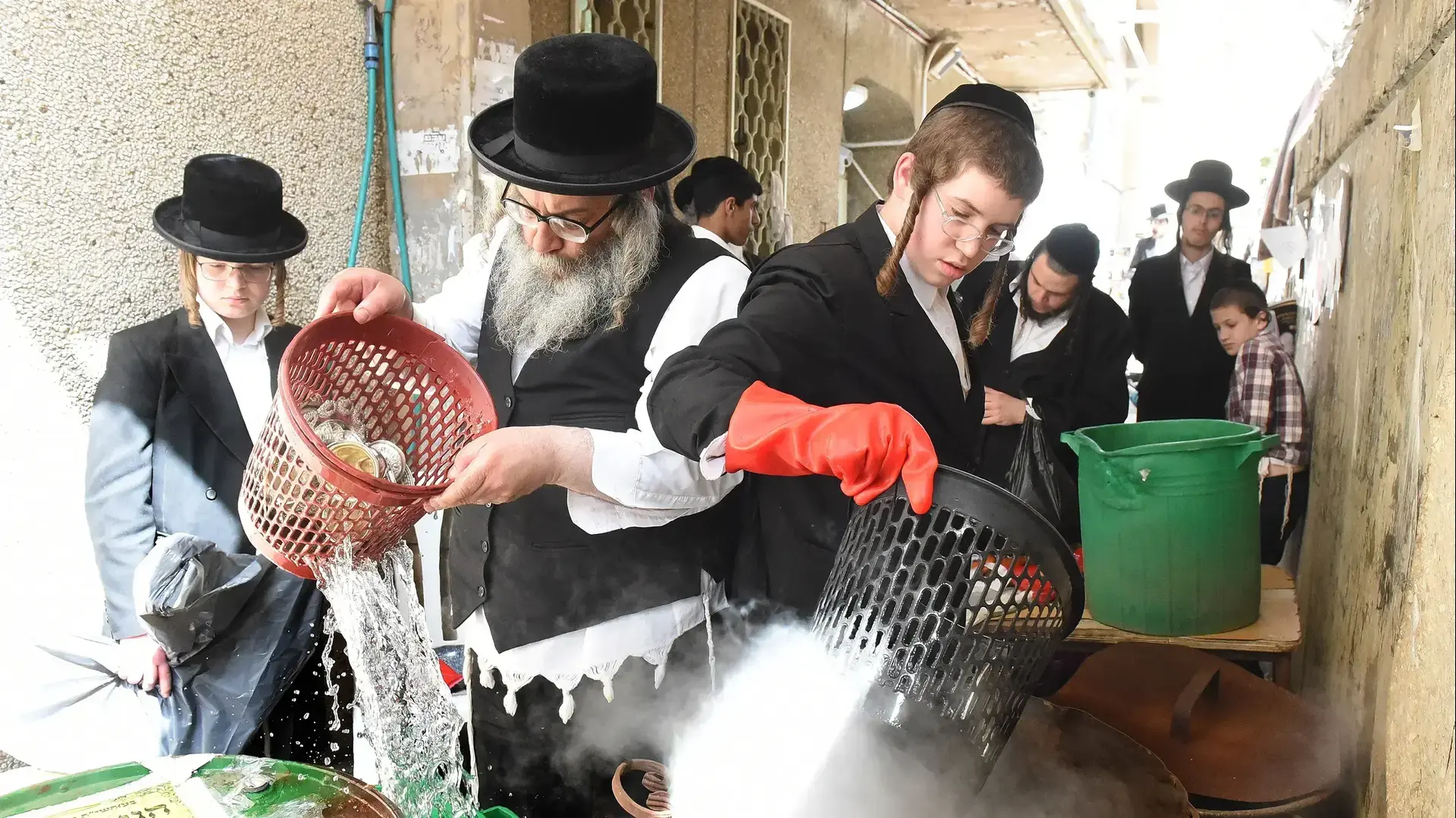 הגעלת כלים לפסח בבני ברק, 17 באפריל 2019 הגעלת כלים לפסח בבני ברק, 17 באפריל 2019
