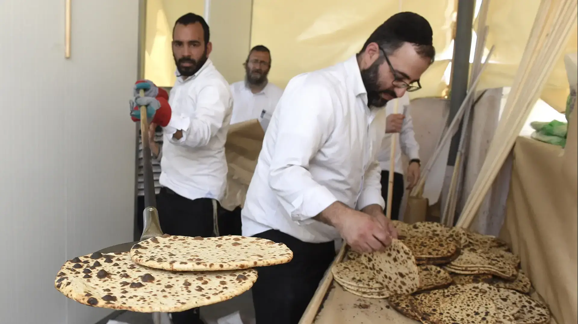 אפית מצה שמורה בנוסח יהדות עיראק
במוסדות רבנו יוסף חיים זיעא
בשכונת התקוה, תל אביב, 18 באפריל 2019 אפית מצה שמורה בנוסח יהדות עיראק
במוסדות רבנו יוסף חיים זיעא
בשכונת התקוה, תל אביב, 18 באפריל 2019