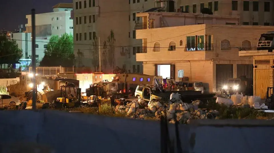 דחפורי צה"ל עומדים מחוץ לבית המחבל ערפאת א-רפאעיה בחברון, שרצח את אורי אנסבכר דחפורי צה"ל עומדים מחוץ לבית המחבל ערפאת א-רפאעיה בחברון, שרצח את אורי אנסבכר