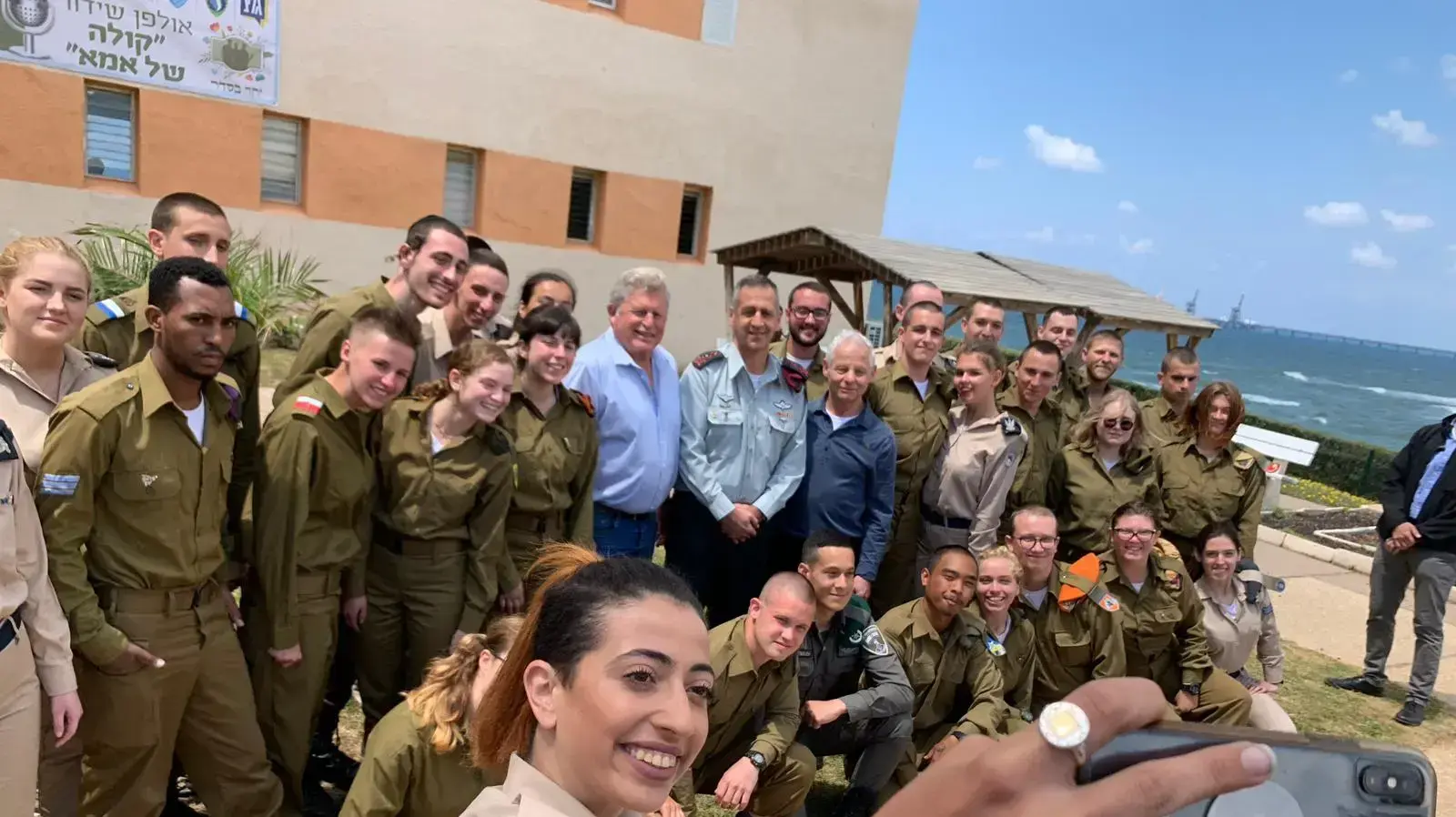 הרמטכ"ל אביב כוכבי עם חיילים בודדים בארוחת ליל הסדר בגבעת אולגה ב-19 באפריל 2019