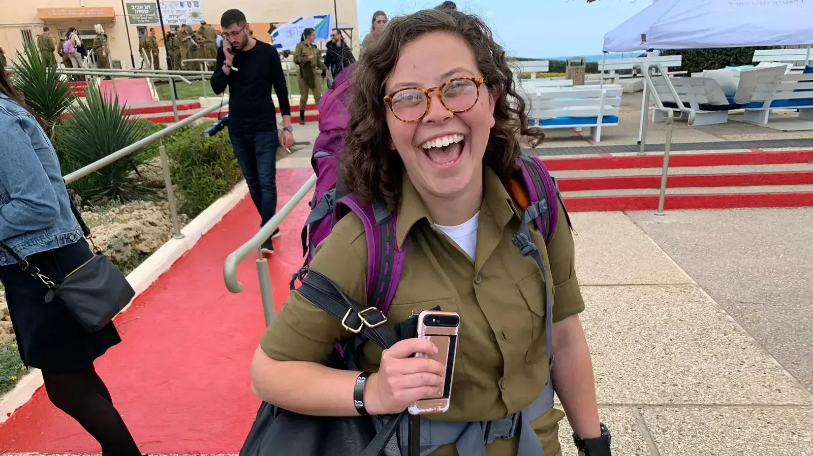 קרן רדביל, חיילת בודדה שעלתה מארצות הברית, בארוחת ליל הסדר לחיילים בודדים בגבעת אולגה ב-19 באפריל 2019 קרן רדביל, חיילת בודדה שעלתה מארצות הברית, בארוחת ליל הסדר לחיילים בודדים בגבעת אולגה ב-19 באפריל 2019