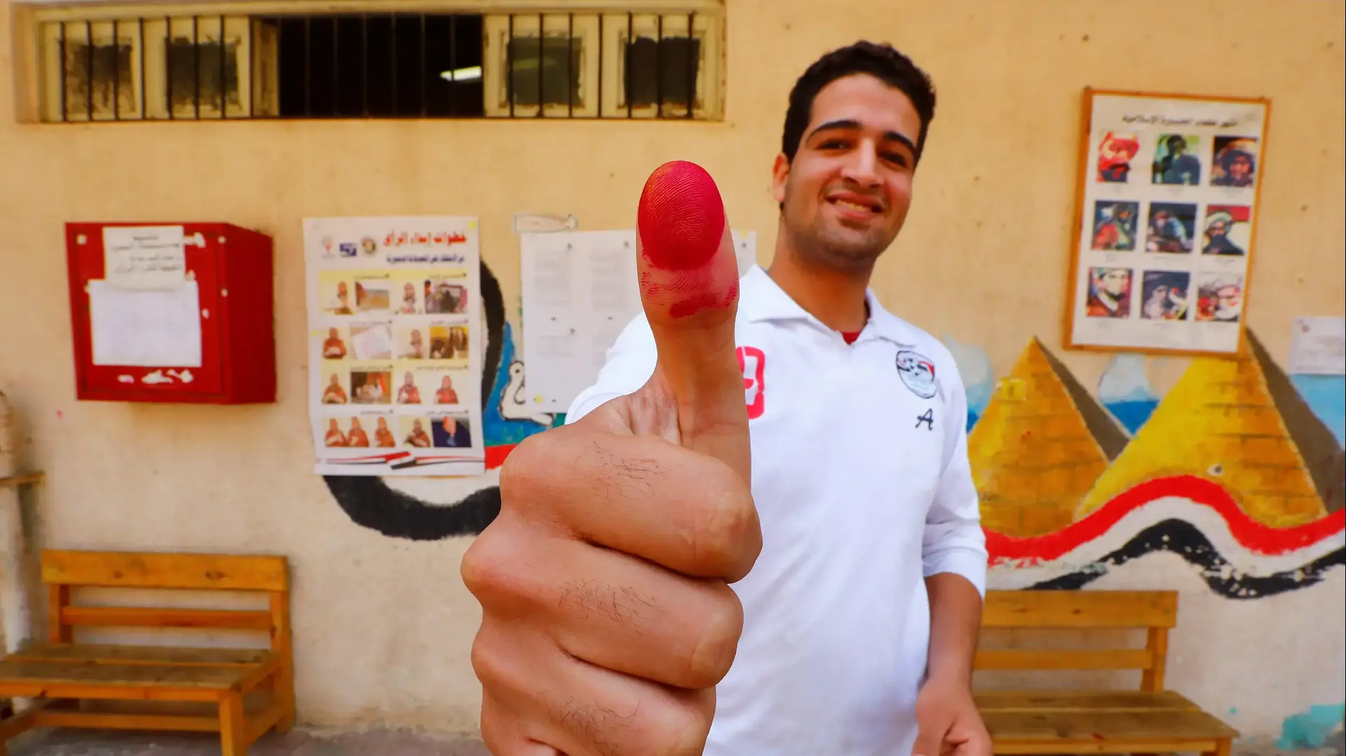 אזרח מצרי שהצביע במשאל העם. 20 באפריל 2019 אזרח מצרי שהצביע במשאל העם. 20 באפריל 2019