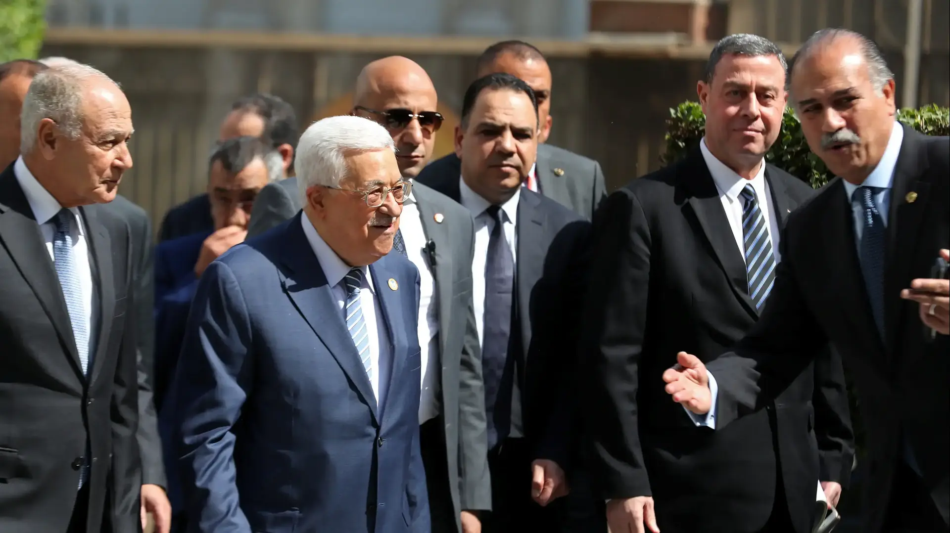 אבו מאזן עם פמלייתו בדרך לכינוס הליגה הערבית בקהיר, מצרים 21 באפריל 2019 אבו מאזן עם פמלייתו בדרך לכינוס הליגה הערבית בקהיר, מצרים 21 באפריל 2019