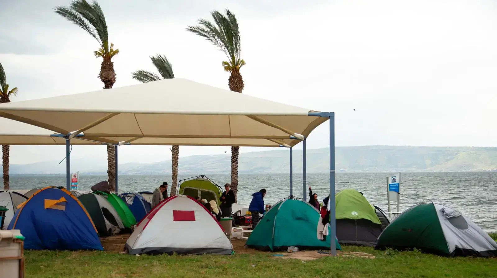 אוהלים בכנרת בחול המועד פסח אוהלים בכנרת בחול המועד פסח
