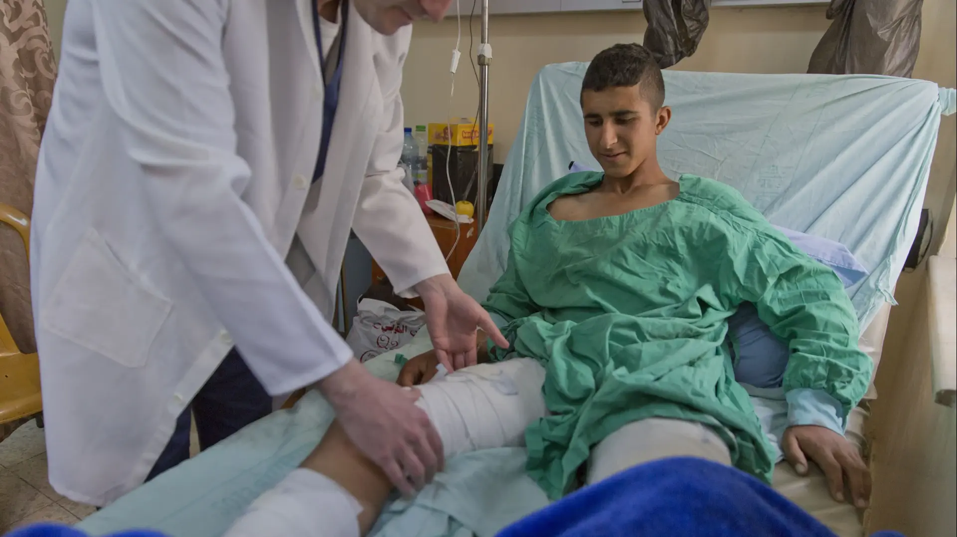 אוסמה,נער פלסטיני בן 16 שנורה על ידי כוח צה"ל בעודו כפות ועיניו מכוסות, 22 באפריל 2019
אוסמה,נער פלסטיני בן 16 שנורה על ידי כוח צה"ל בעודו כפות ועיניו מכוסות, 22 באפריל 2019