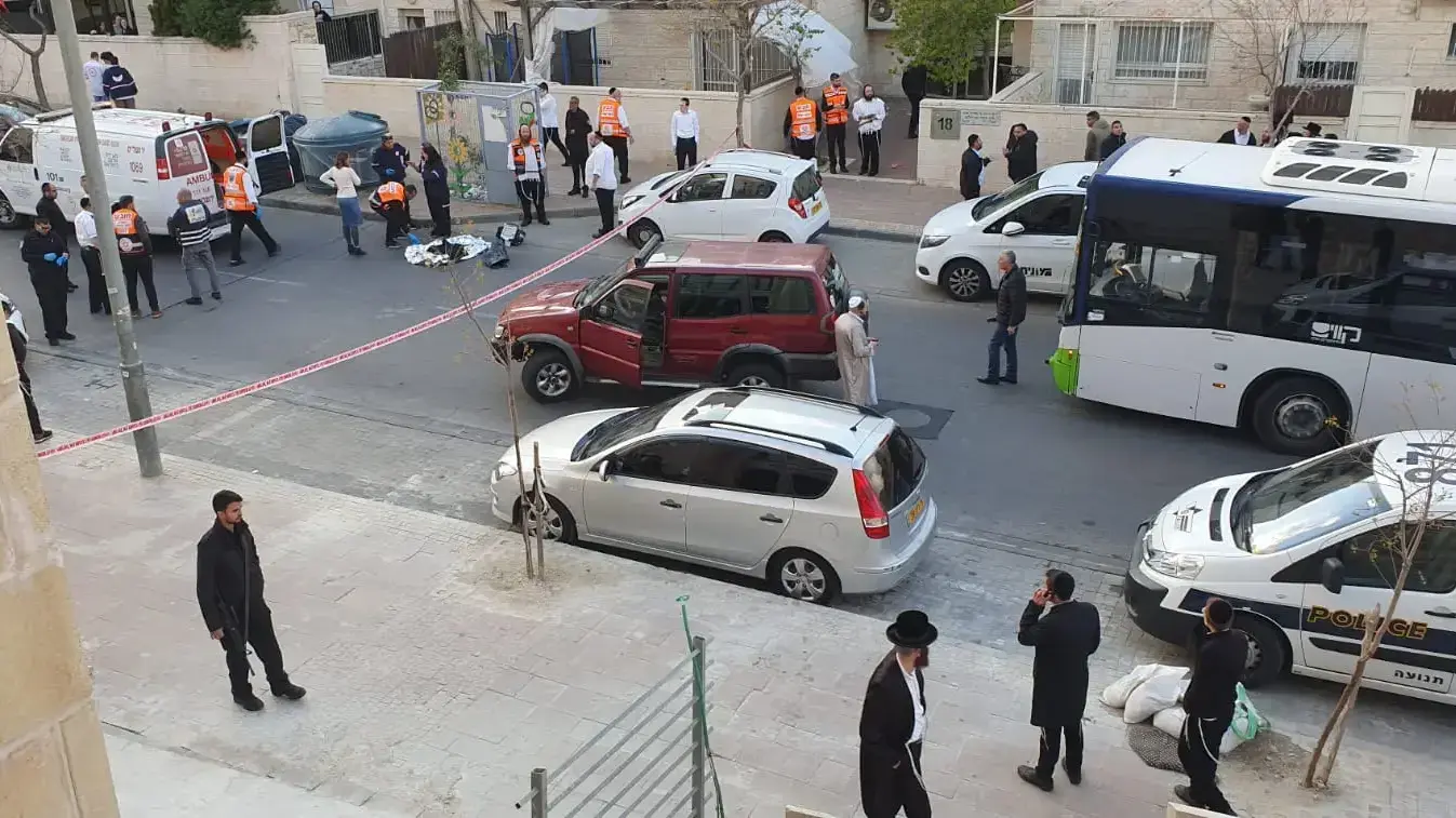 זירת תאונה בביתר עילית בה נהרג ילד בן 3, 22 באפריל 2019 זירת תאונה בביתר עילית בה נהרג ילד בן 3, 22 באפריל 2019